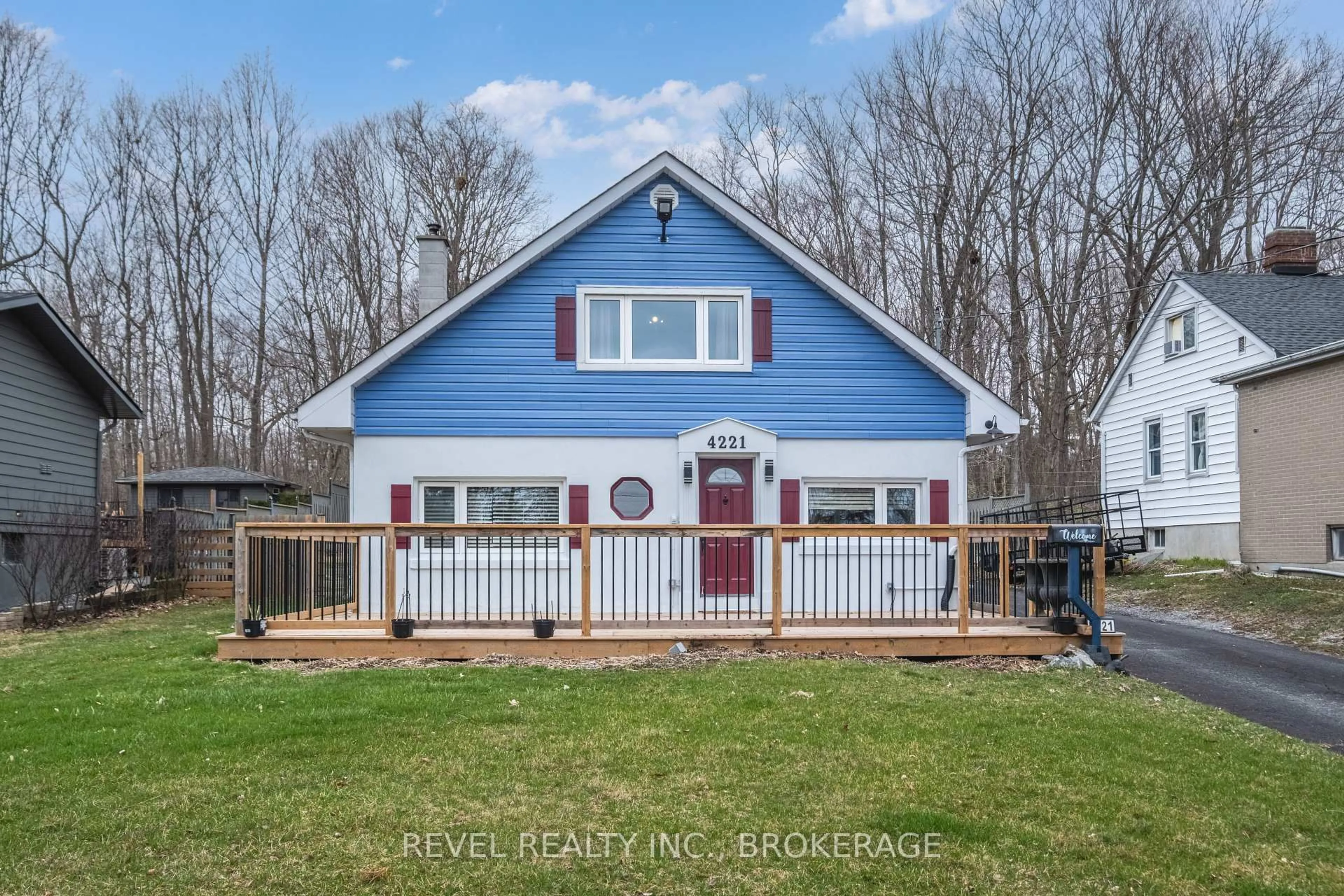 Home with vinyl exterior material, water/lake/river/ocean view for 4221 Bath Rd, Kingston Ontario K7M 4Y8