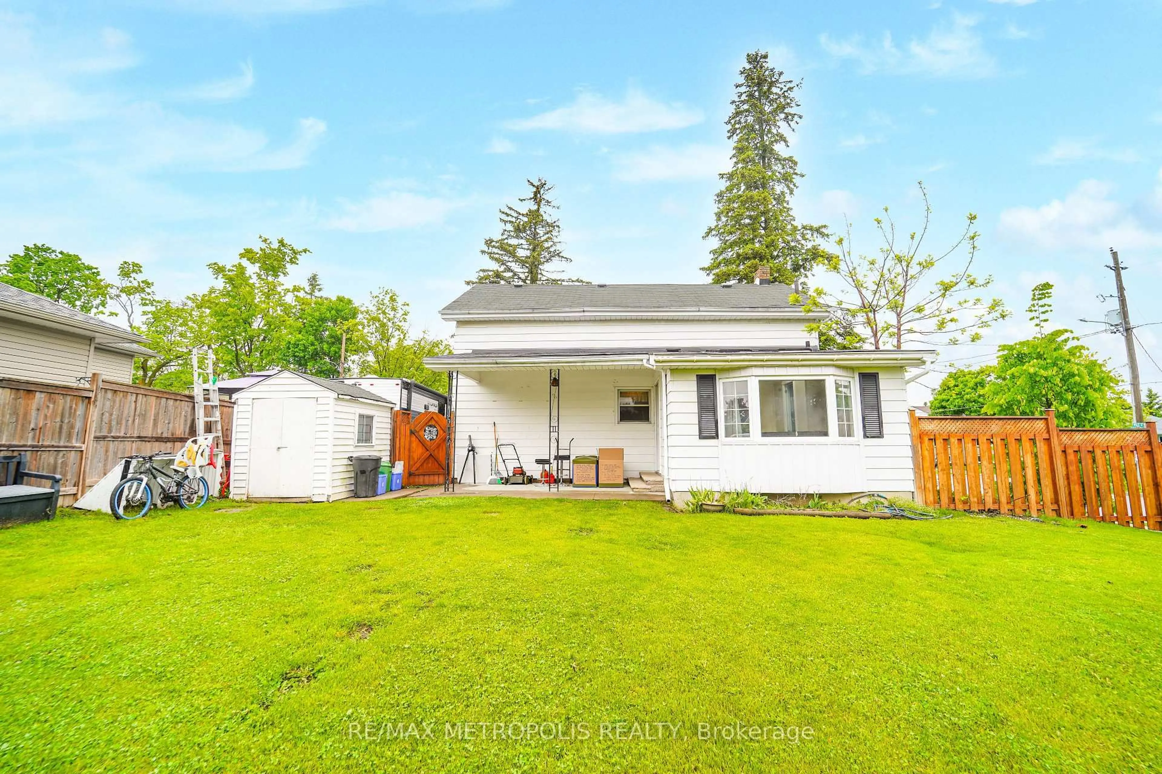 A pic from outside/outdoor area/front of a property/back of a property/a pic from drone, street for 29 George St, Kawartha Lakes Ontario K9V 1W4