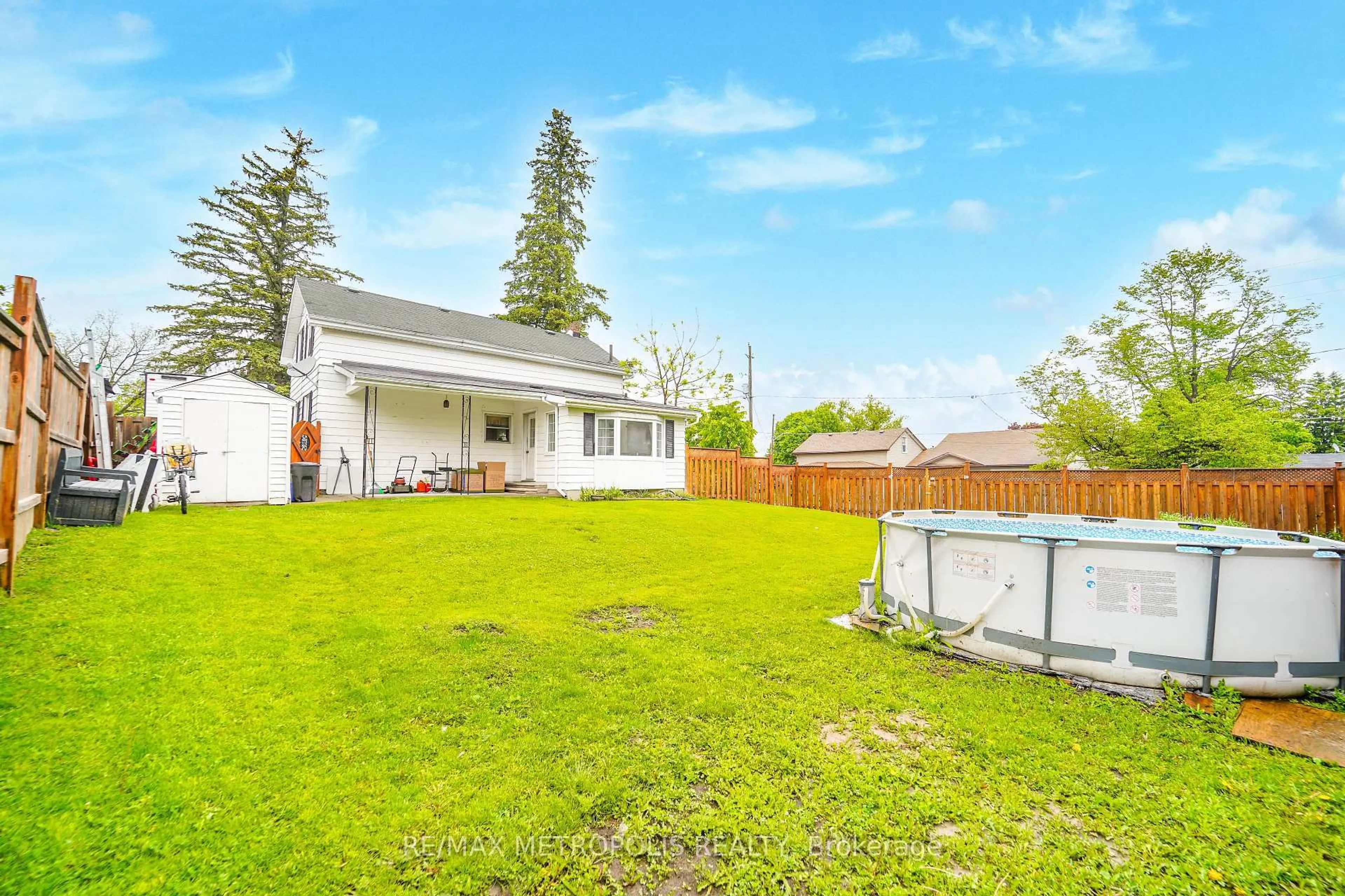A pic from outside/outdoor area/front of a property/back of a property/a pic from drone, unknown for 29 George St, Kawartha Lakes Ontario K9V 1W4