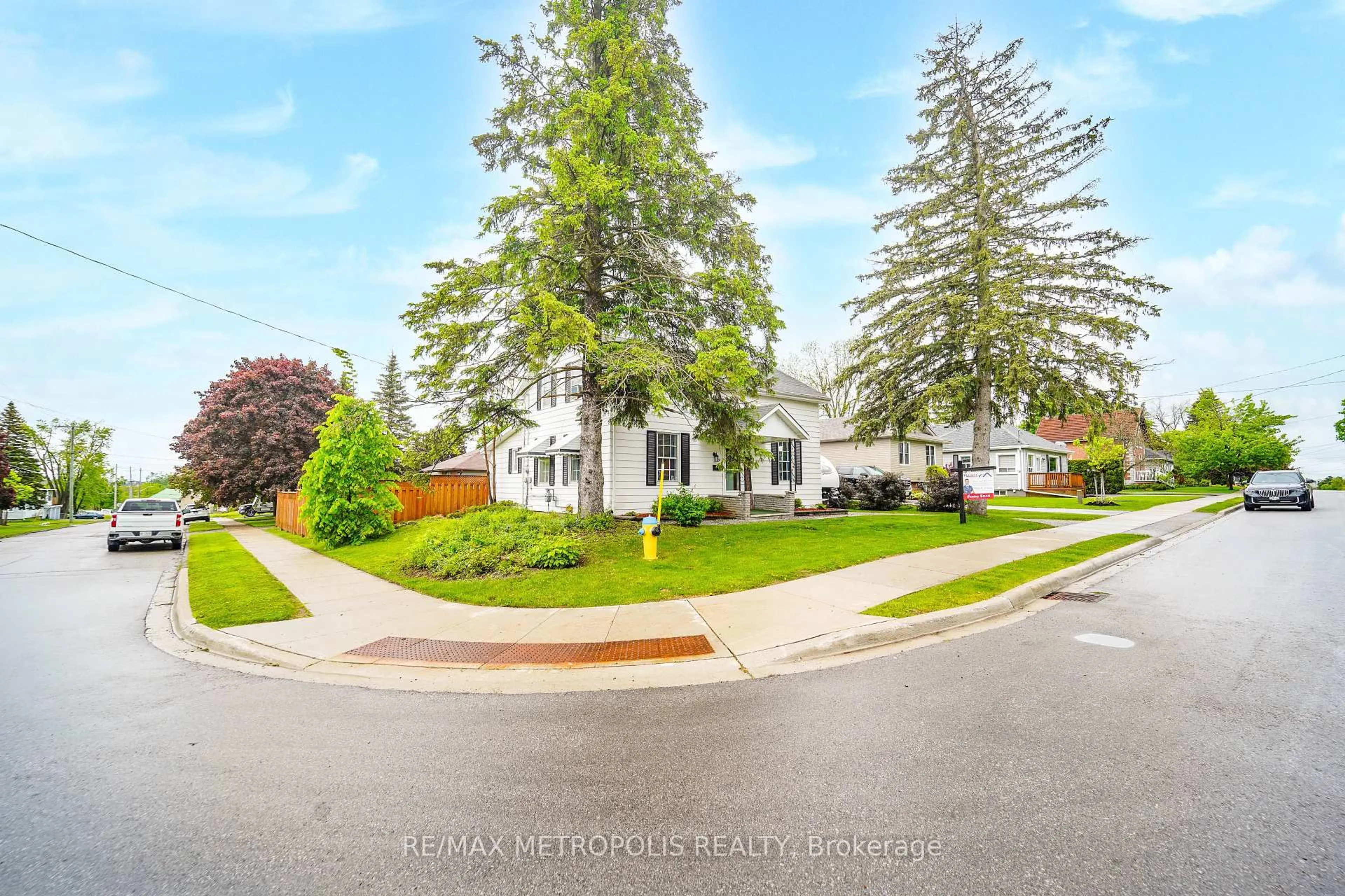A pic from outside/outdoor area/front of a property/back of a property/a pic from drone, street for 29 George St, Kawartha Lakes Ontario K9V 1W4