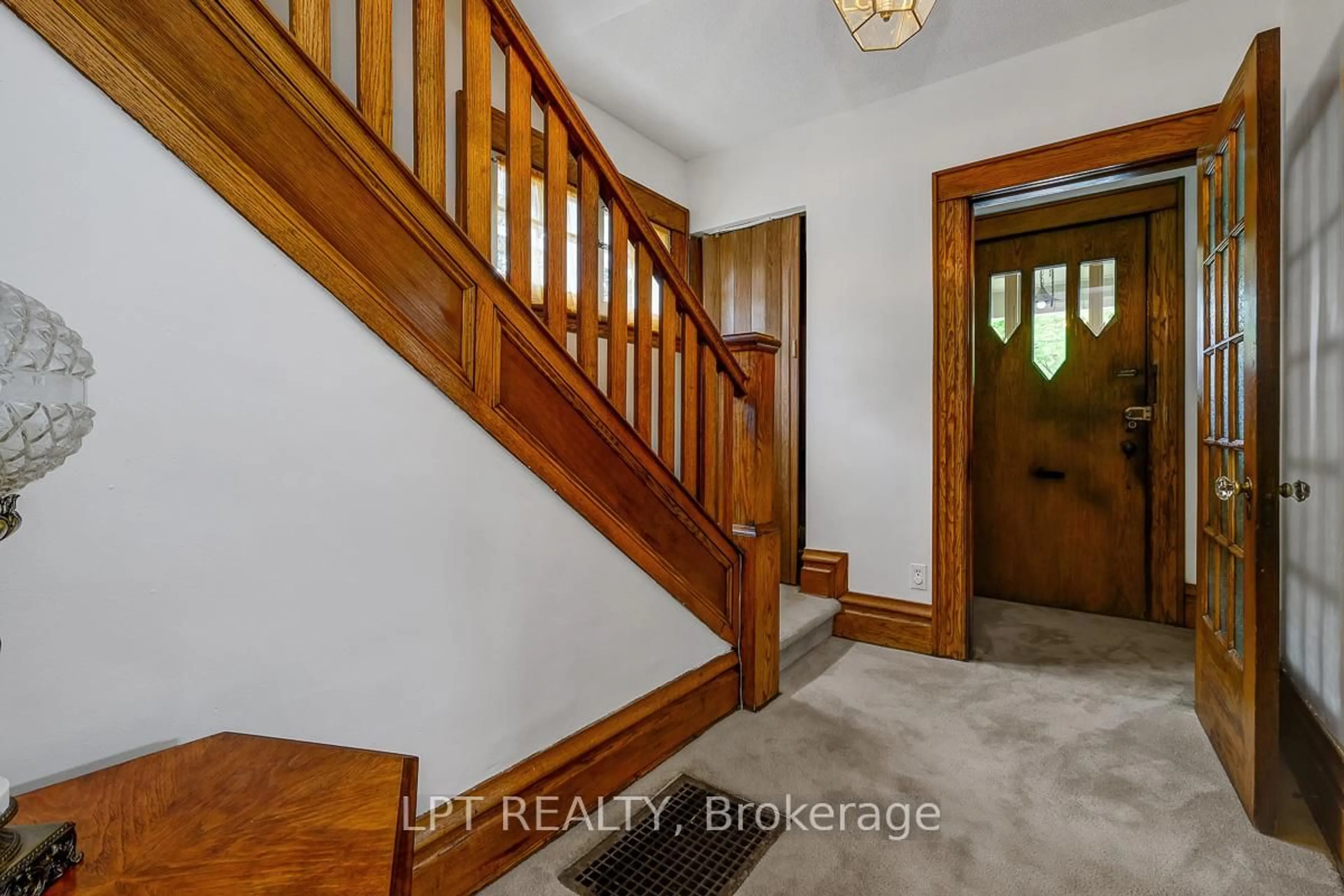 Indoor entryway for 279 Second Ave, Ottawa Ontario K1S 2H8