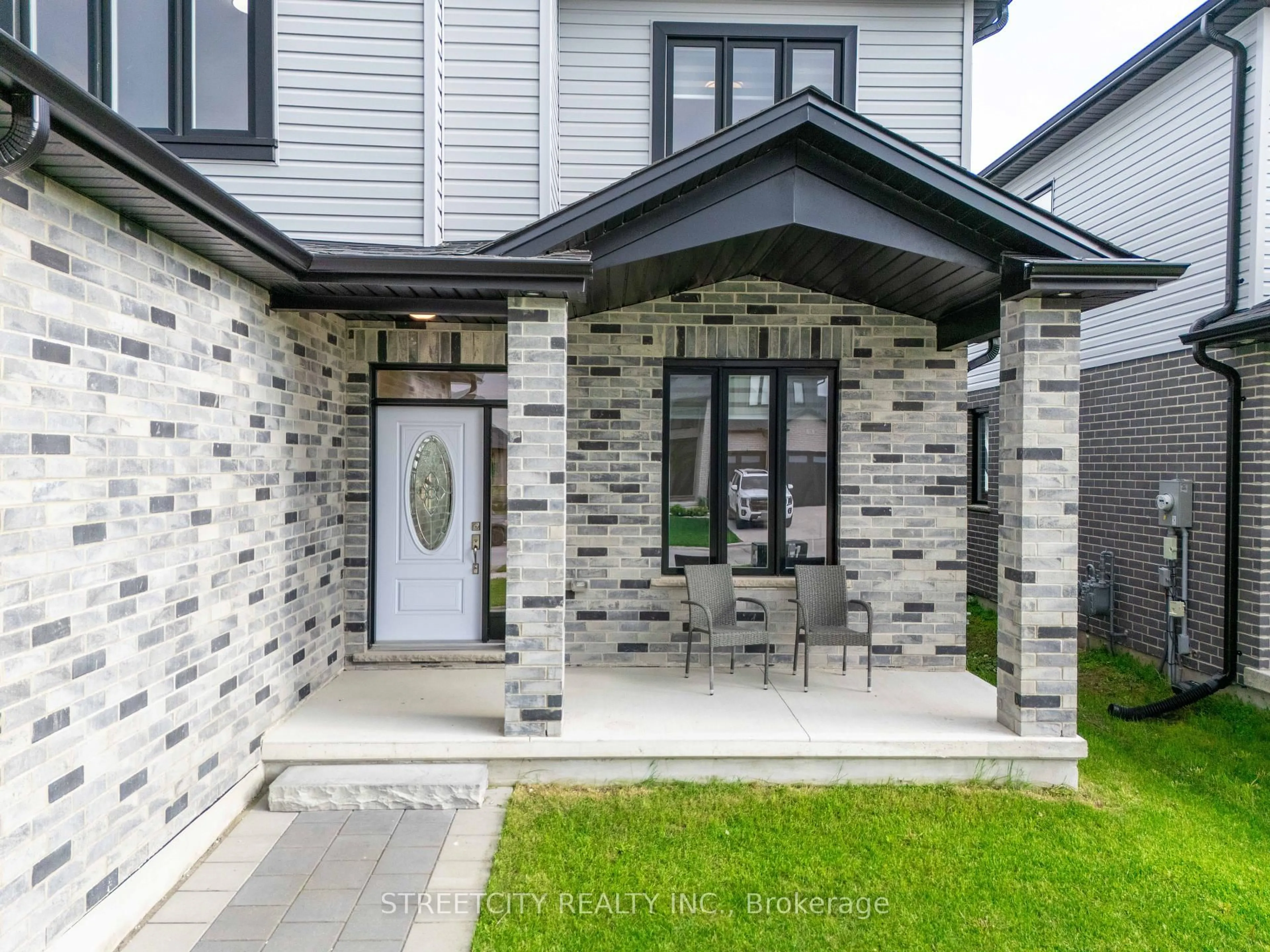 Home with brick exterior material, street for 109 Jefferson St, Lucan Biddulph Ontario N0M 2J0
