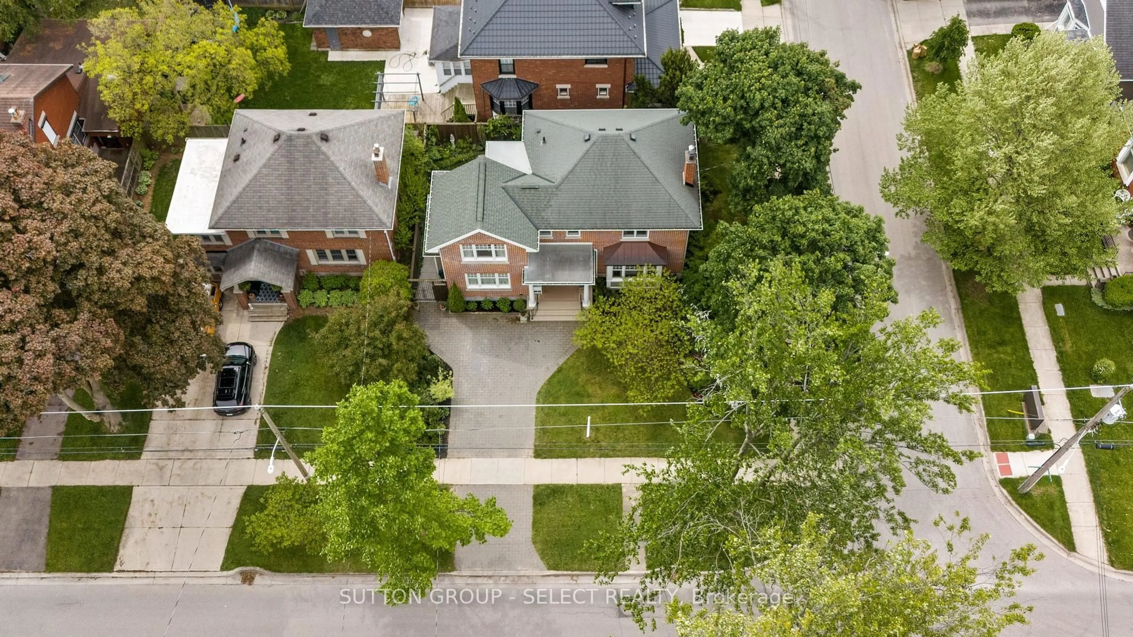 A pic from outside/outdoor area/front of a property/back of a property/a pic from drone, street for 391 Regent St, London East Ontario N6A 2H7