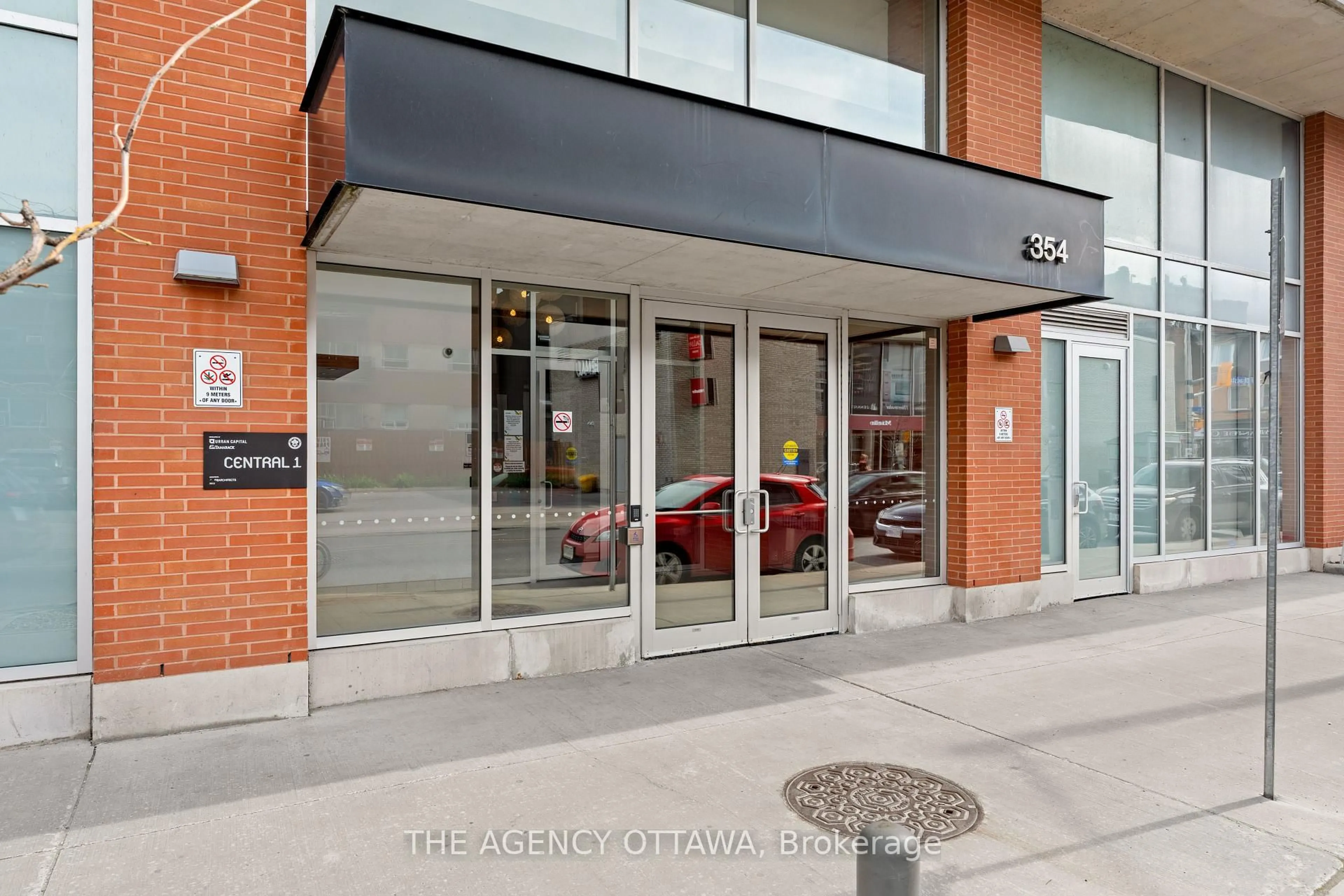 Indoor foyer for 354 GLADSTONE Ave #206, Ottawa Ontario K2P 0R4