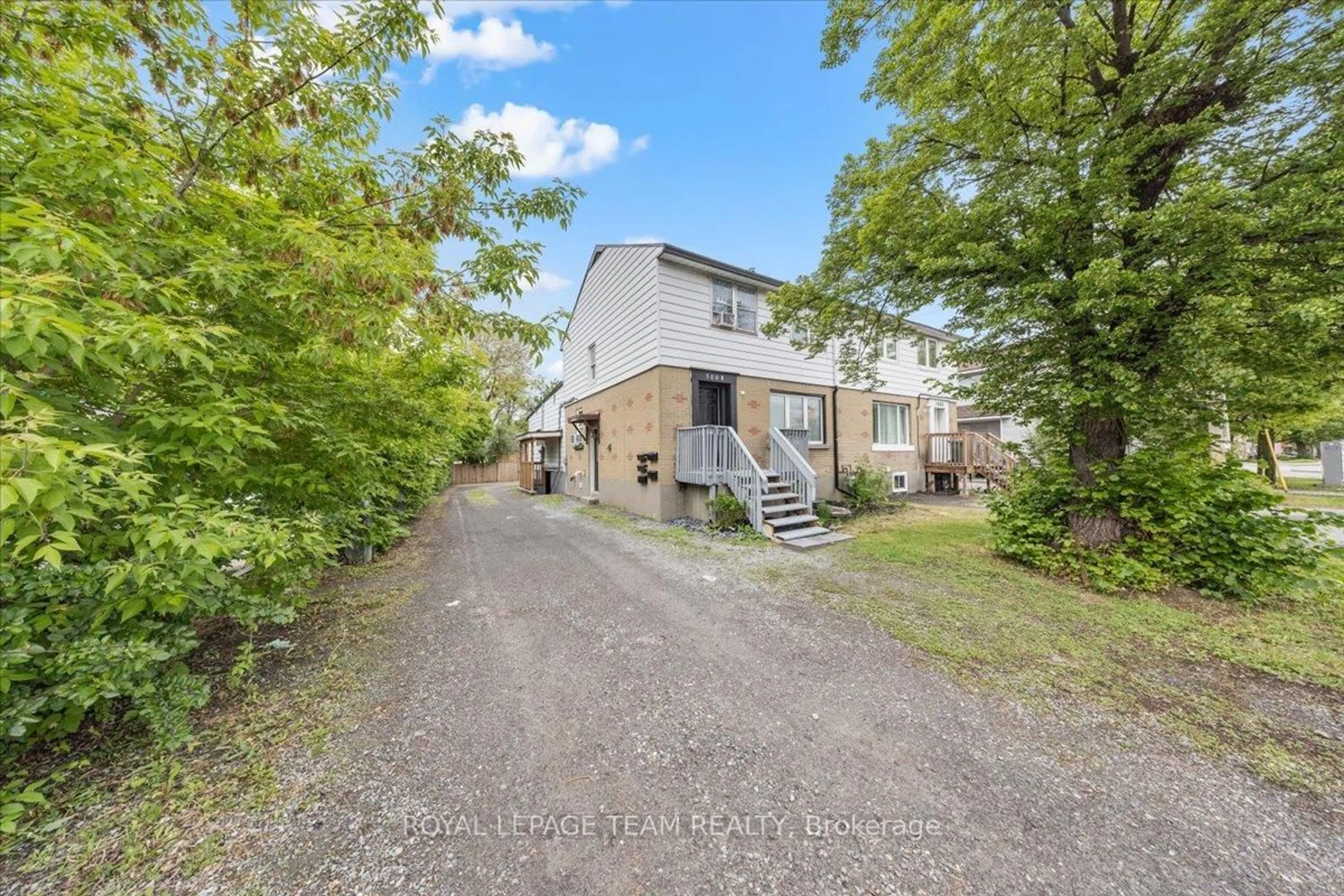 A pic from outside/outdoor area/front of a property/back of a property/a pic from drone, street for 1008 ST. LAURENT Blvd, Ottawa Ontario K1K 3B4