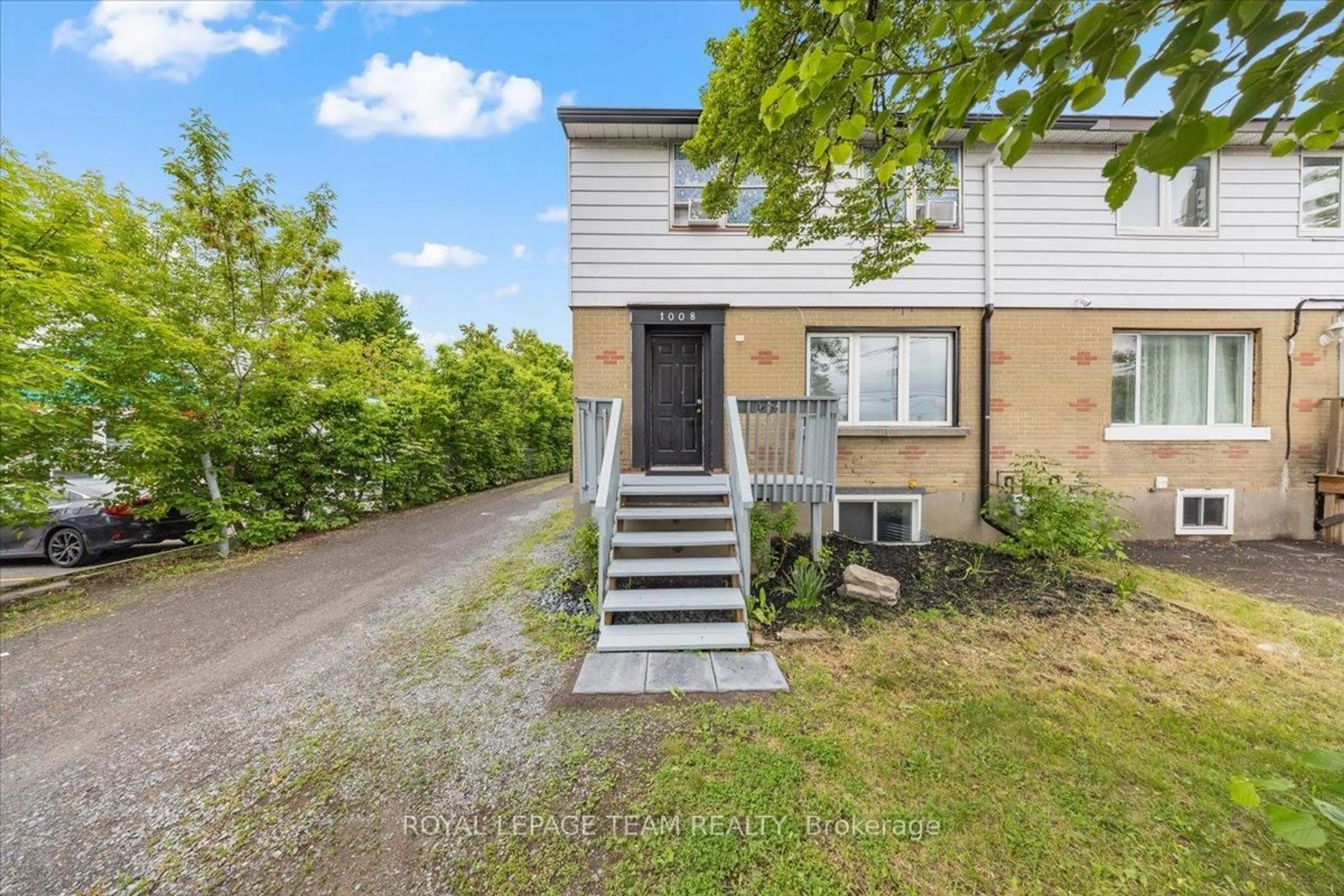 A pic from outside/outdoor area/front of a property/back of a property/a pic from drone, street for 1008 ST. LAURENT Blvd, Ottawa Ontario K1K 3B4