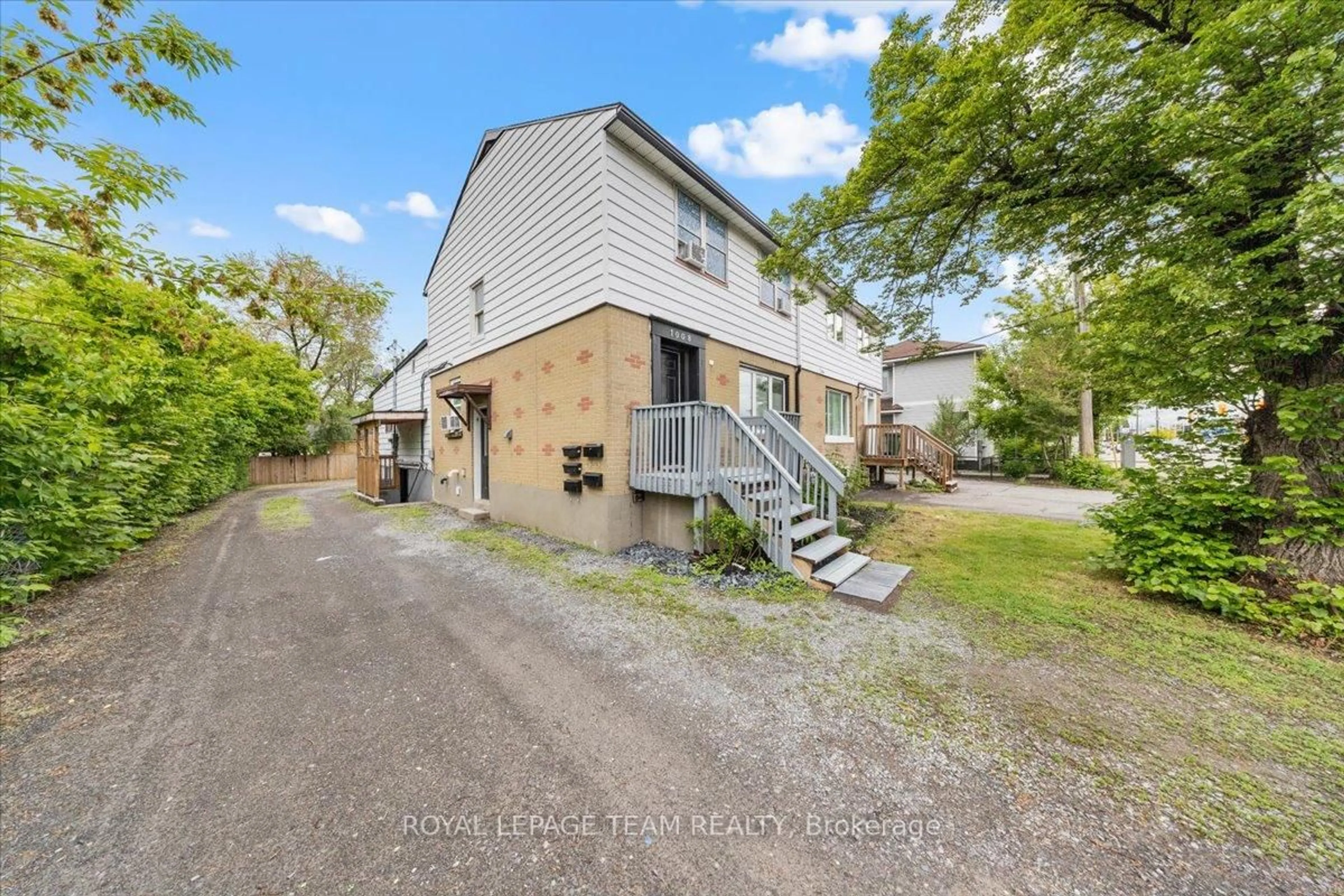 A pic from outside/outdoor area/front of a property/back of a property/a pic from drone, street for 1008 ST. LAURENT Blvd, Ottawa Ontario K1K 3B4