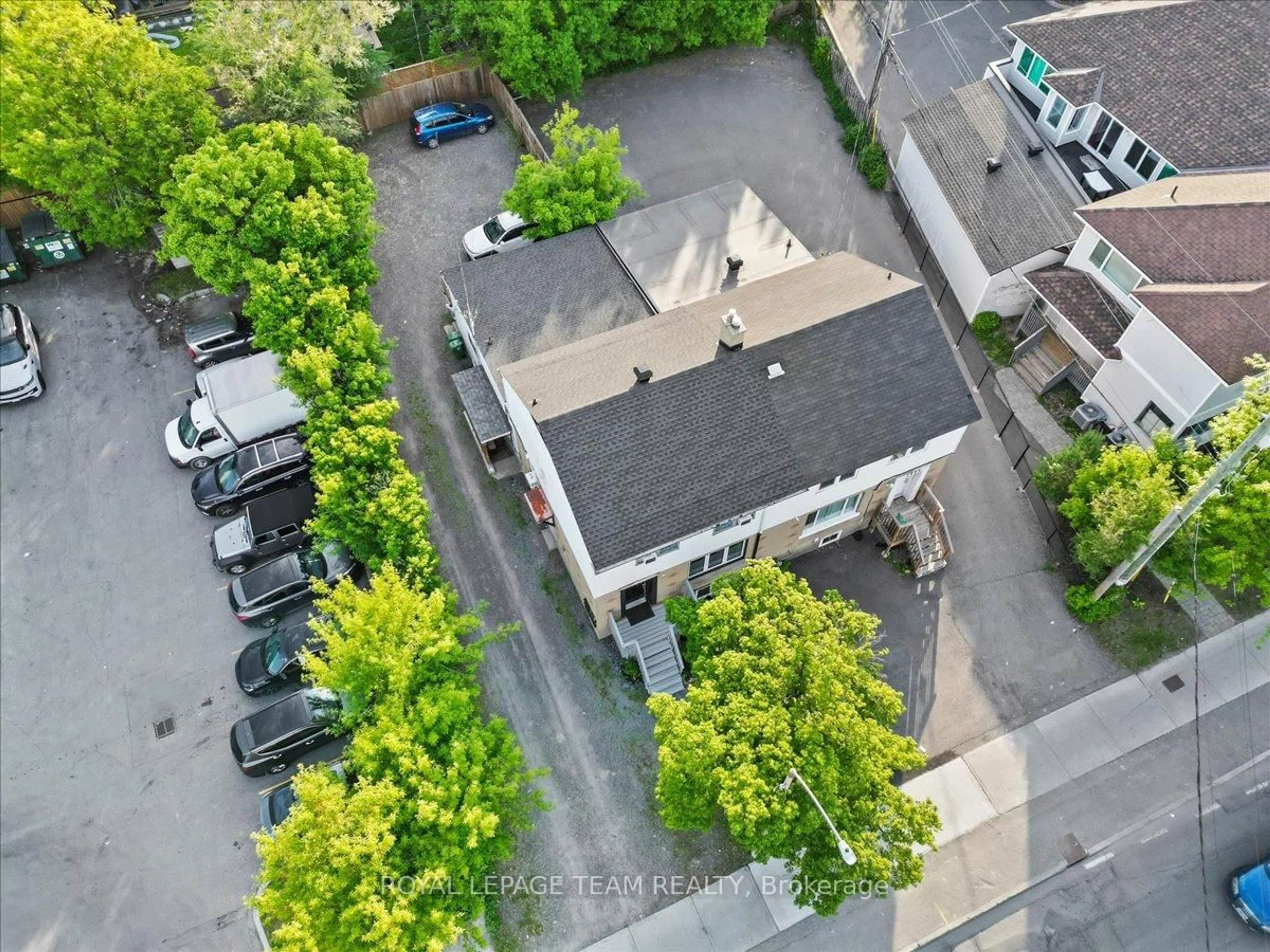 A pic from outside/outdoor area/front of a property/back of a property/a pic from drone, street for 1008 ST. LAURENT Blvd, Ottawa Ontario K1K 3B4