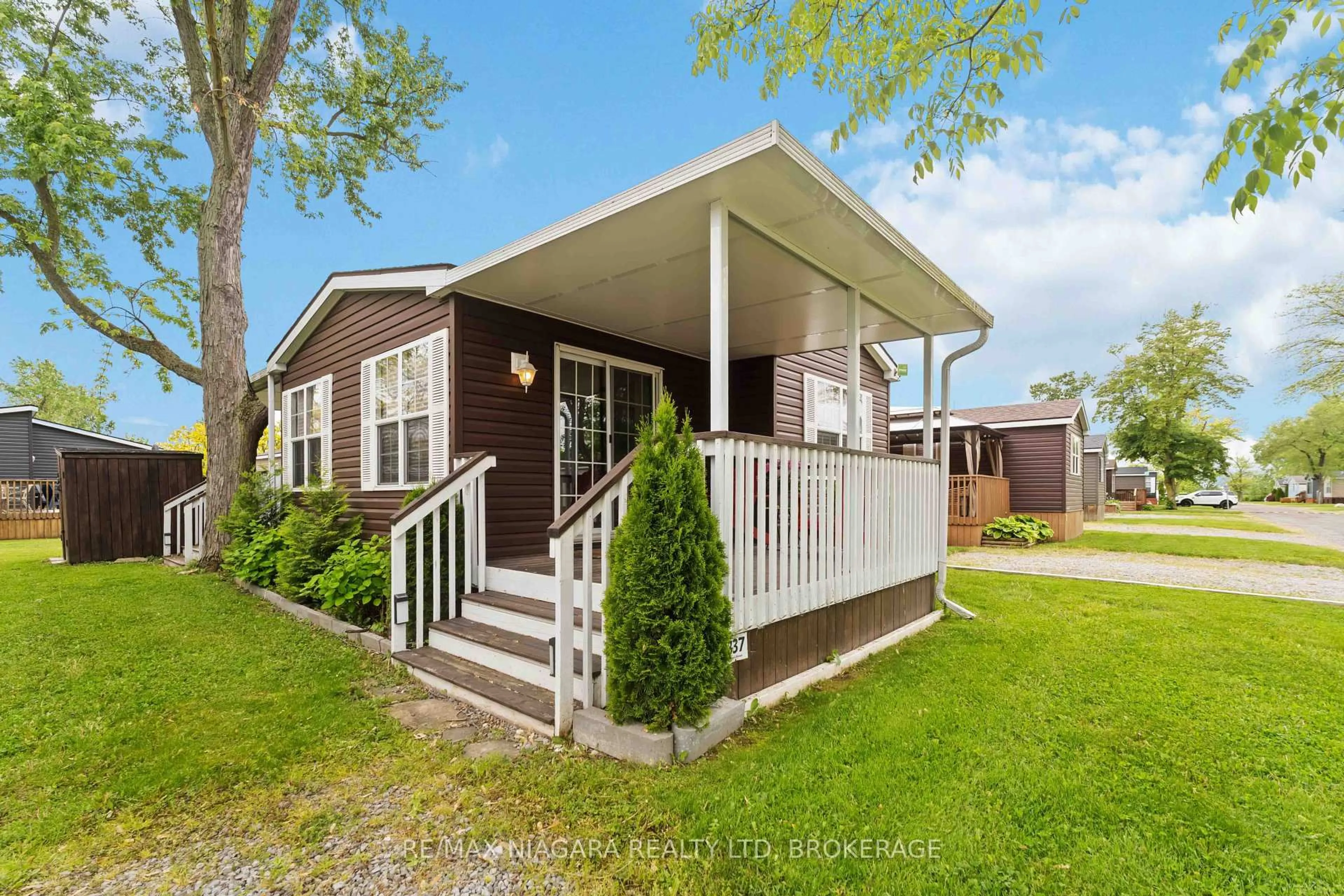 Home with vinyl exterior material, street for 1501 Line 8 Rd #337, Niagara-on-the-Lake Ontario L0S 1L0