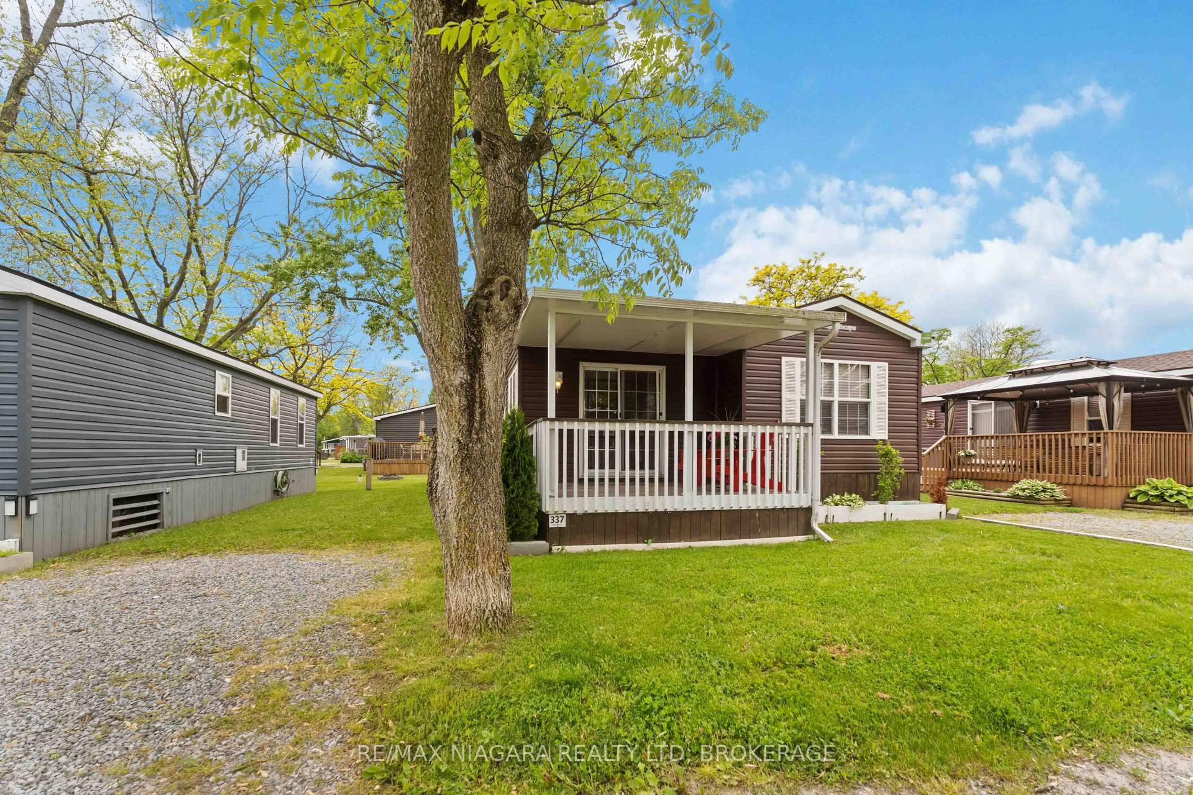 Home with vinyl exterior material, street for 1501 Line 8 Rd #337, Niagara-on-the-Lake Ontario L0S 1L0