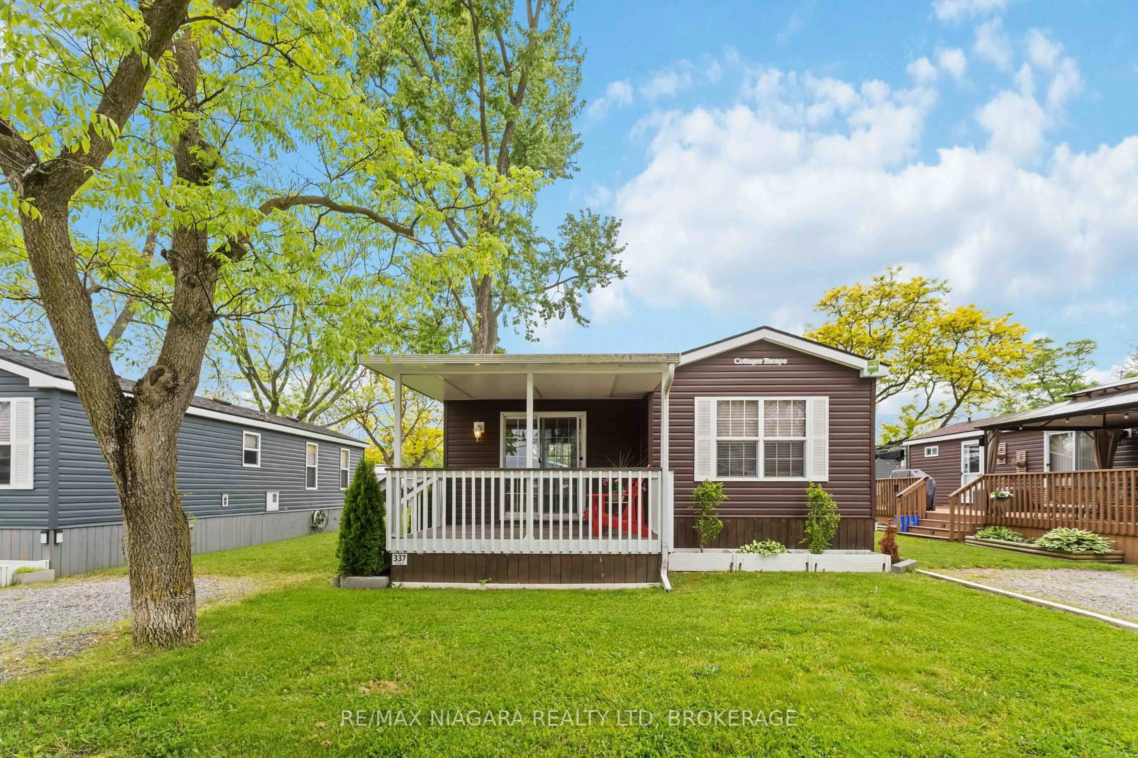 Home with vinyl exterior material, street for 1501 Line 8 Rd #337, Niagara-on-the-Lake Ontario L0S 1L0