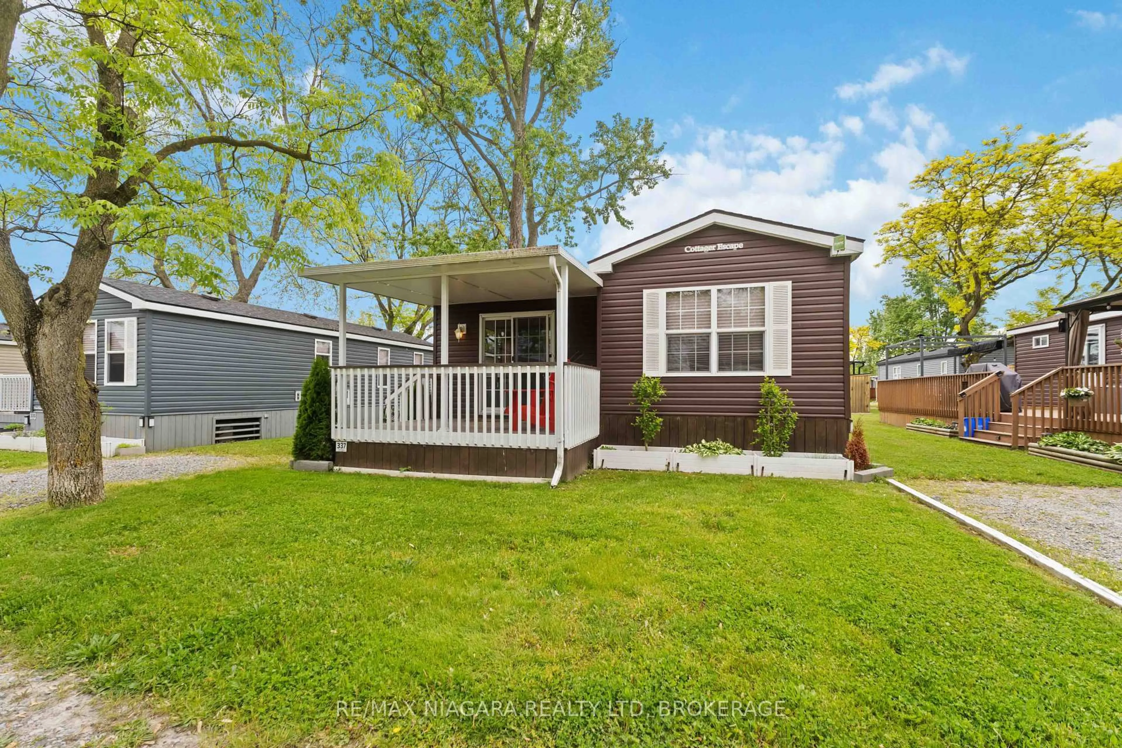 Home with vinyl exterior material, street for 1501 Line 8 Rd #337, Niagara-on-the-Lake Ontario L0S 1L0