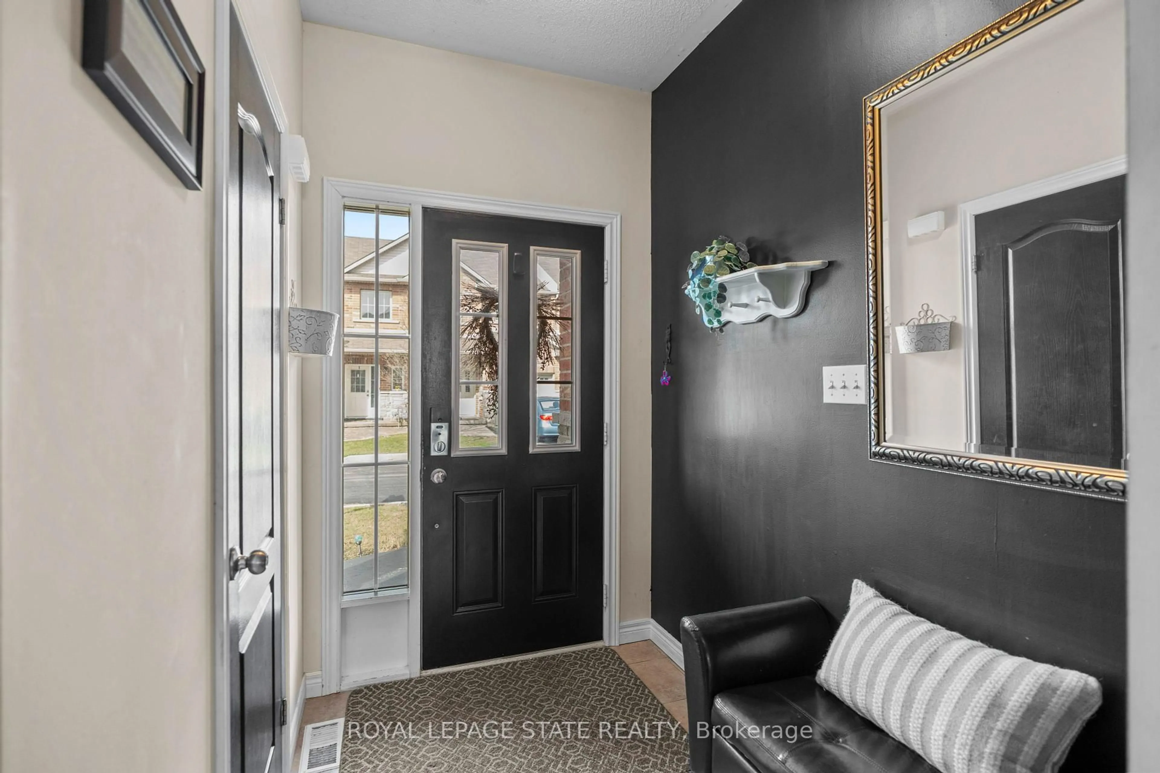 Indoor entryway for 27 Marina Point Cres, Hamilton Ontario L8E 0E4