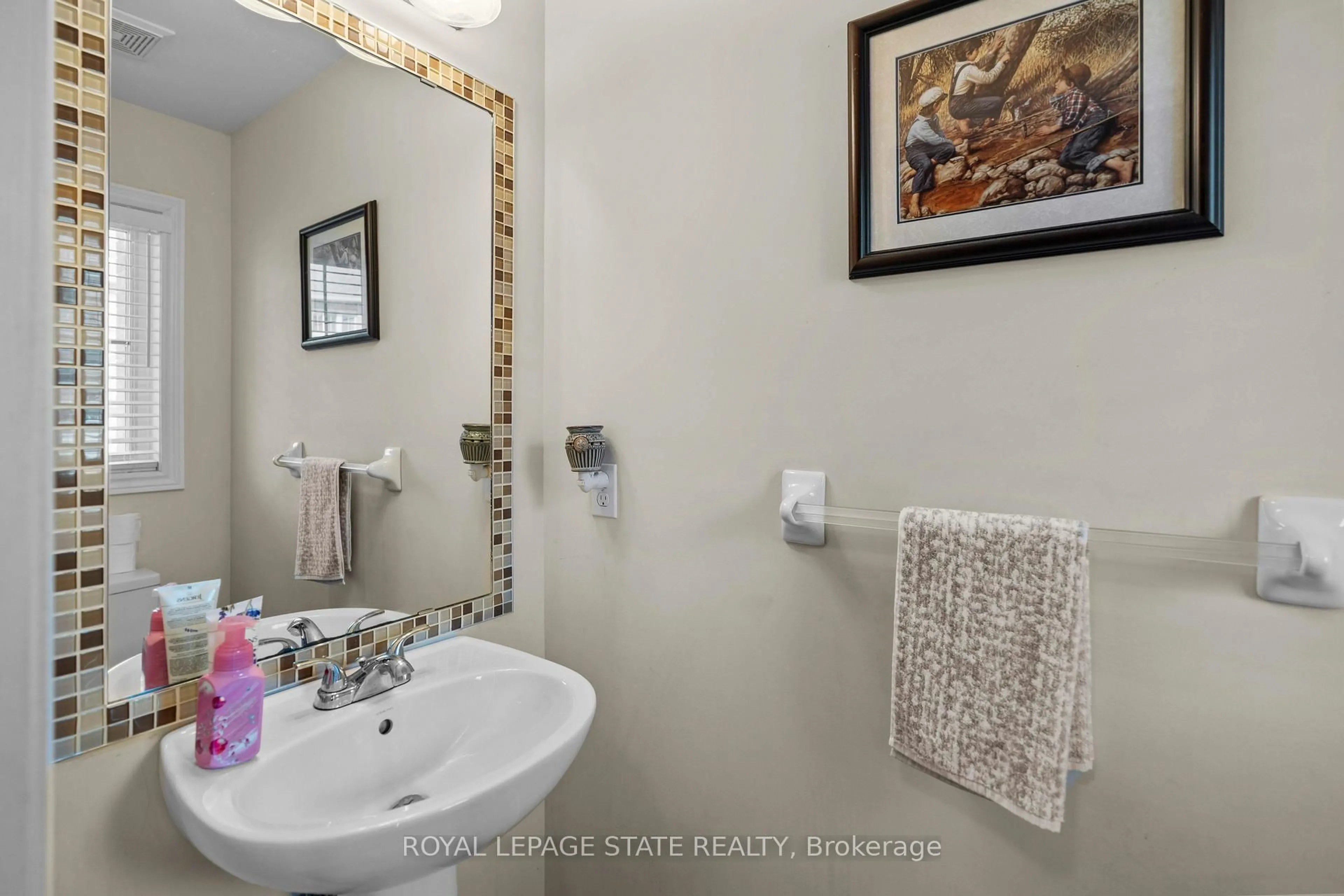 Standard bathroom, ceramic/tile floor for 27 Marina Point Cres, Hamilton Ontario L8E 0E4