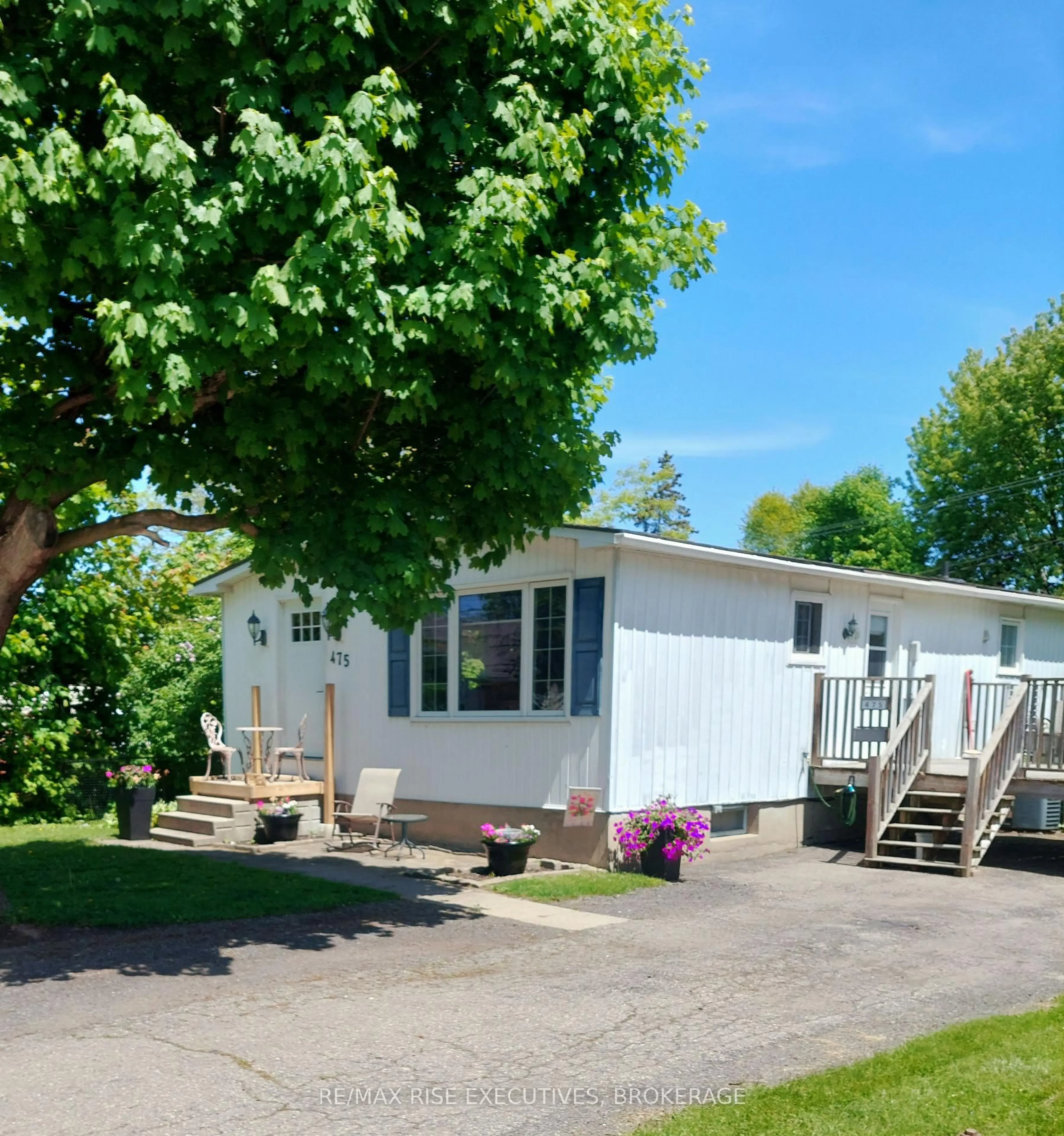 Home with vinyl exterior material, street for 475 HENRIETTA St, Gananoque Ontario K7G 1X8
