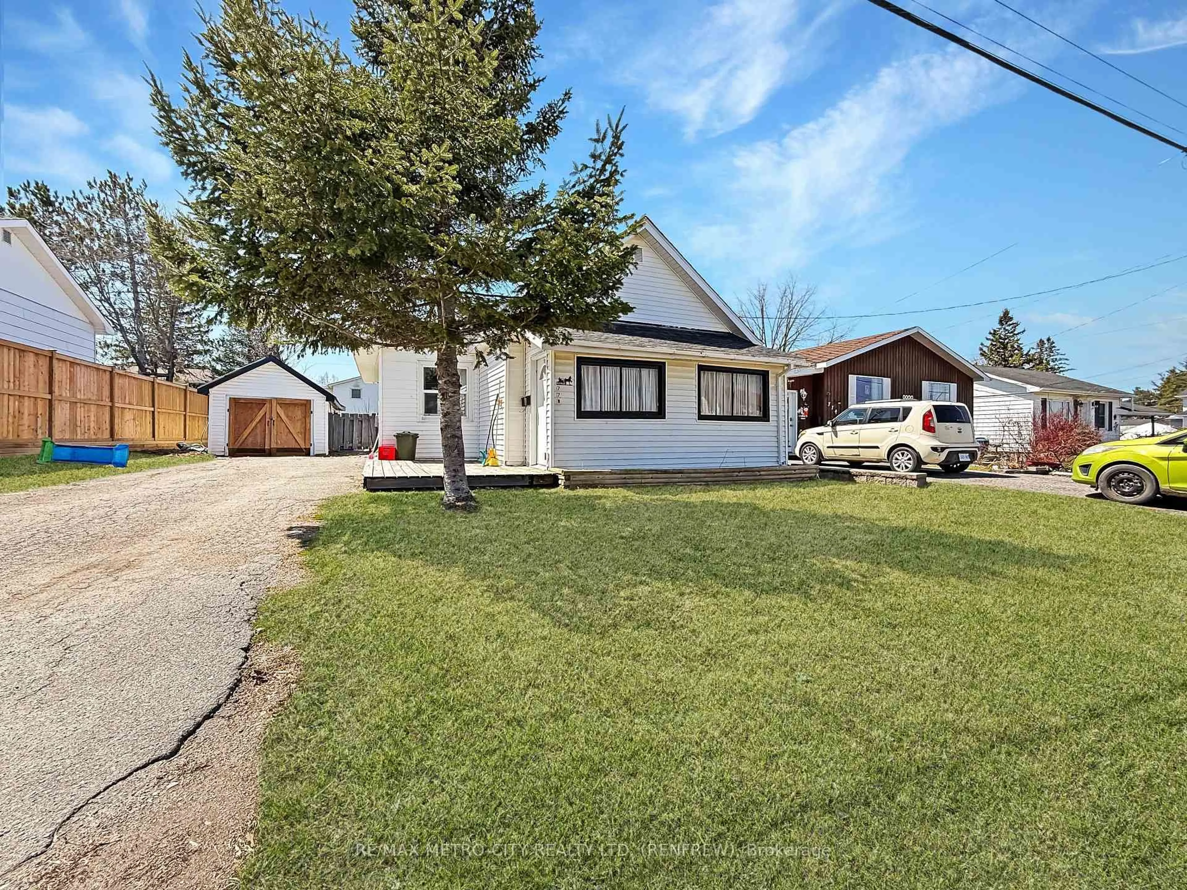 A pic from outside/outdoor area/front of a property/back of a property/a pic from drone, street for 778 Seventh St, Renfrew Ontario K7V 1B7