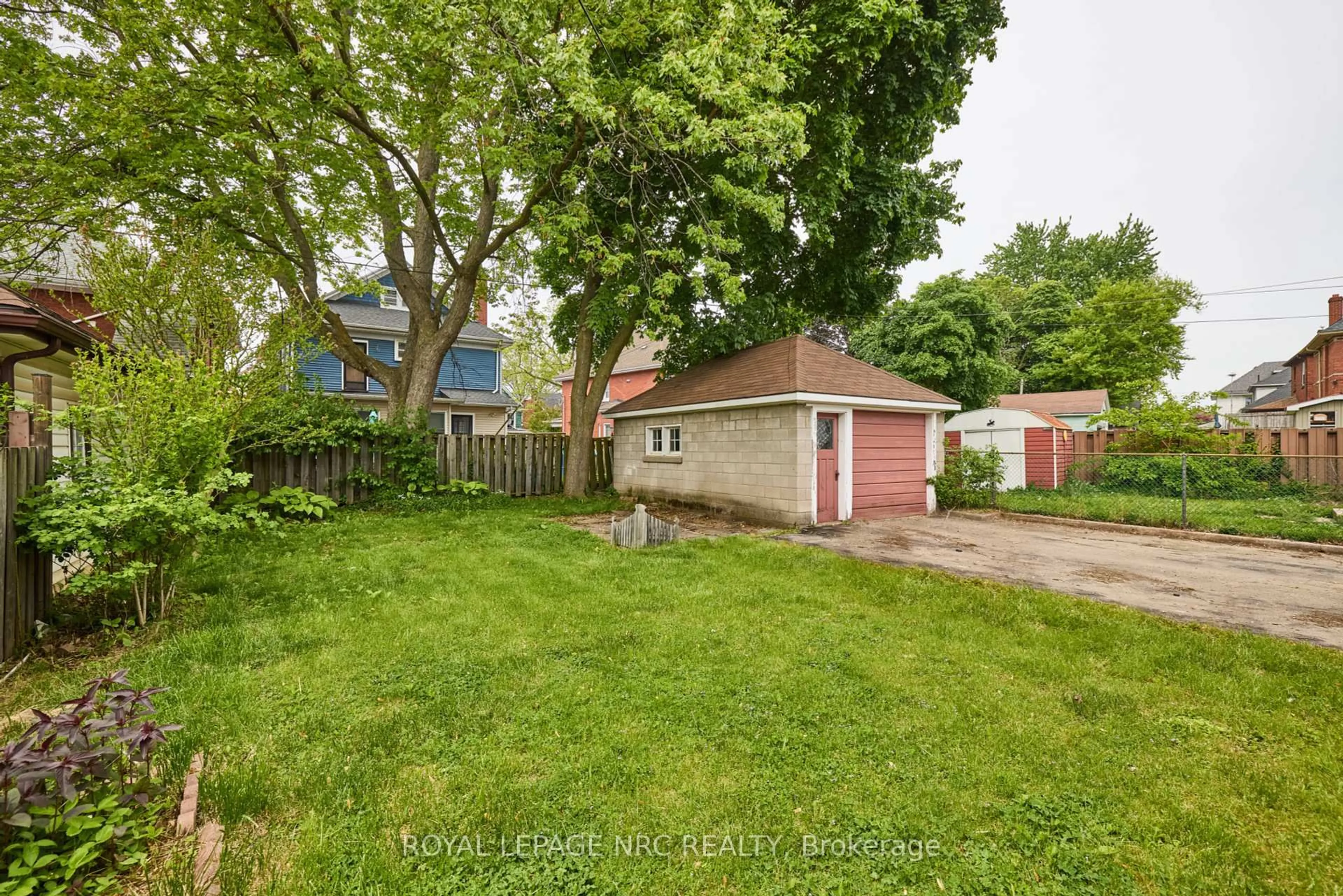 A pic from outside/outdoor area/front of a property/back of a property/a pic from drone, street for 24 Randolph St, Welland Ontario L3B 4C2