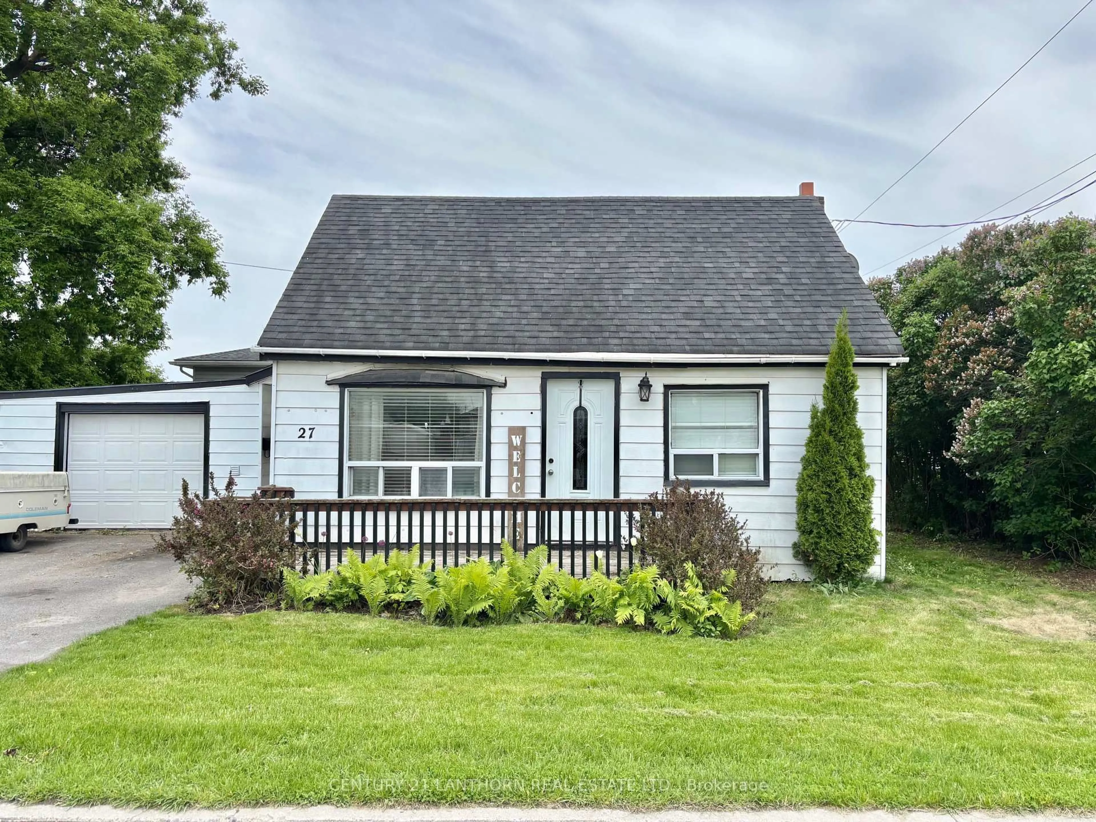 Home with vinyl exterior material, street for 27 North Murray St, Quinte West Ontario K8V 2E2