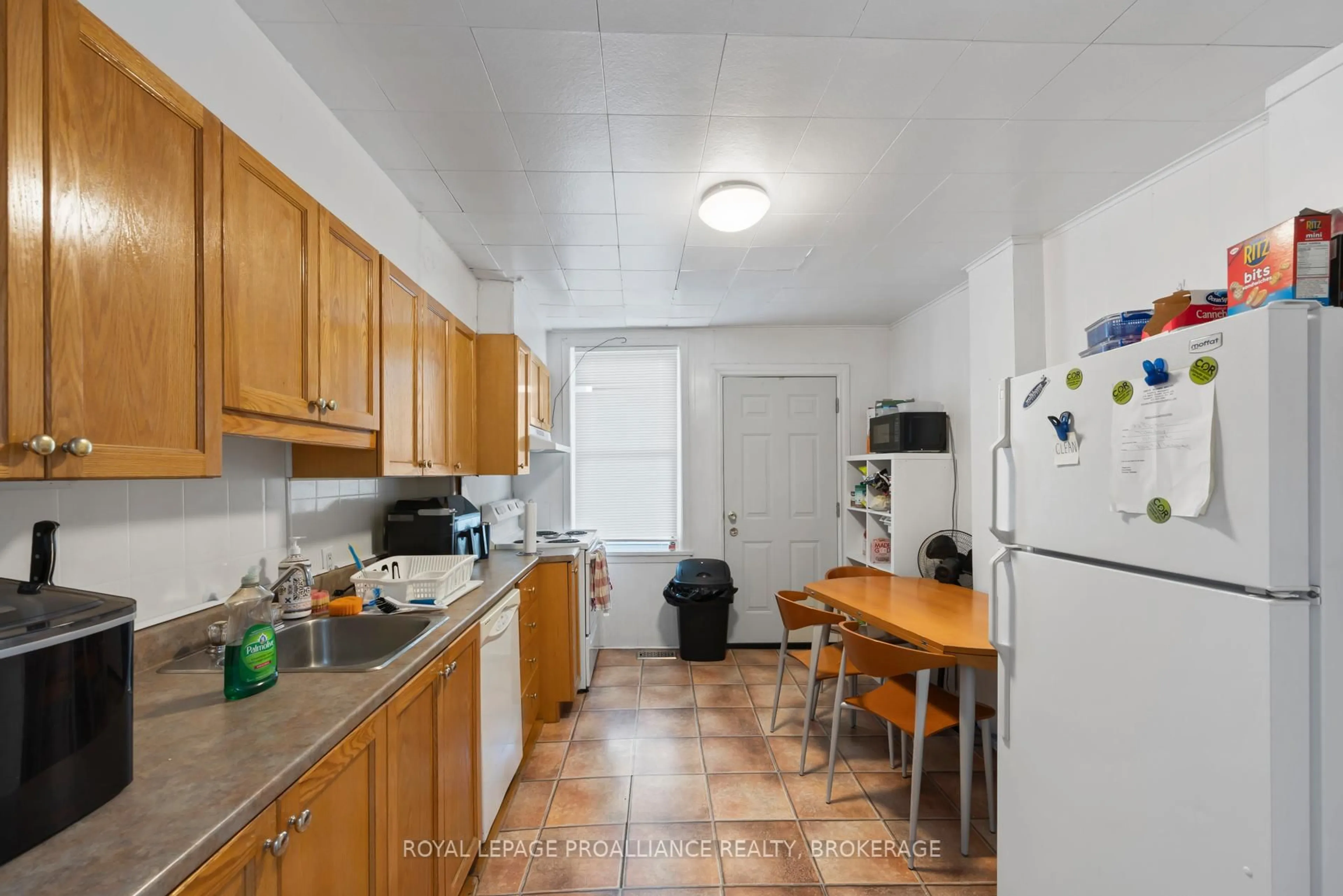 Standard kitchen, unknown for 73 Division St, Kingston Ontario K7M 3M1