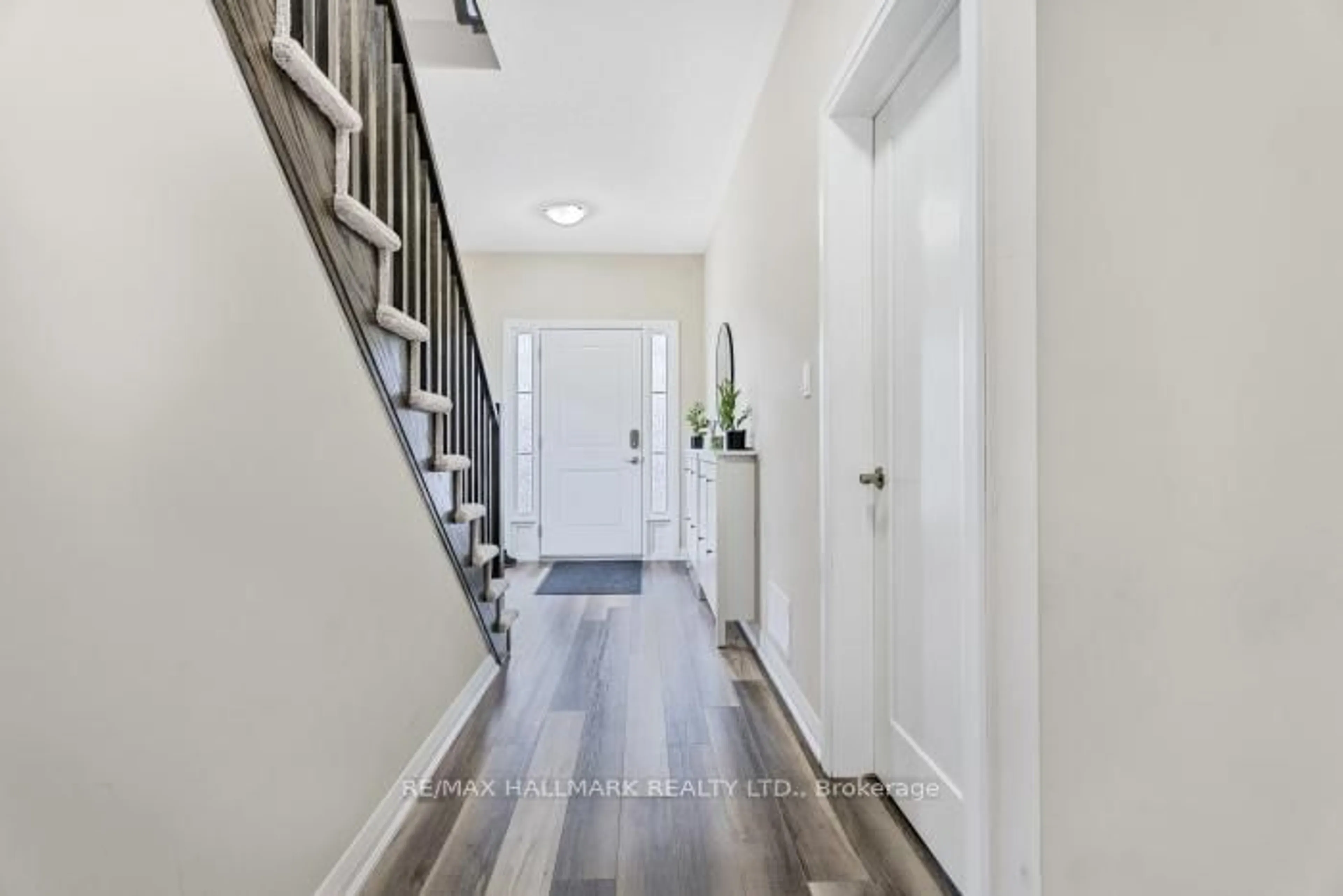 Indoor entryway for 299 Dalgleish Tr, Hamilton Ontario L8J 3H5