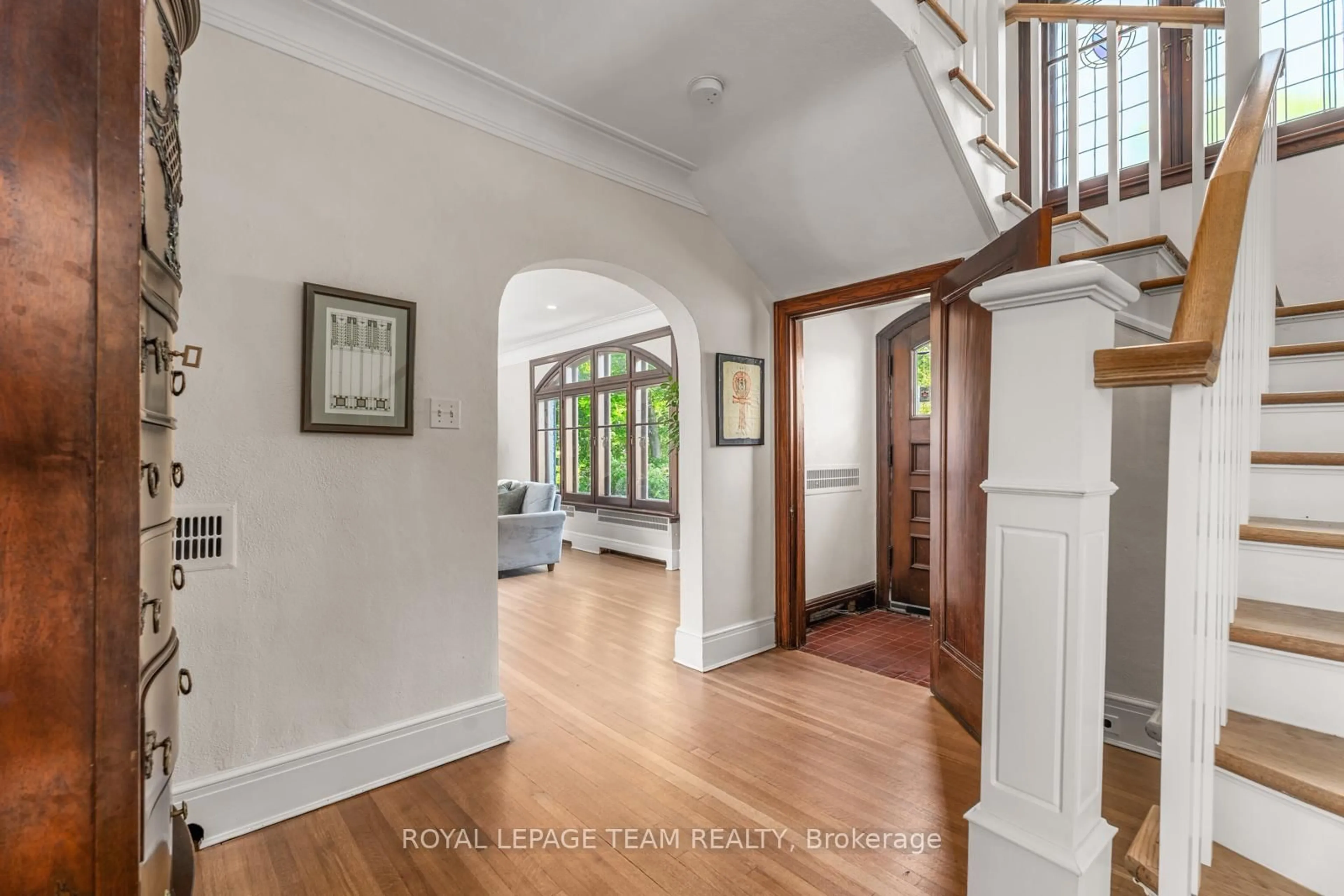 Indoor entryway for 224 Buena Vista Rd, Ottawa Ontario K1M 0V7
