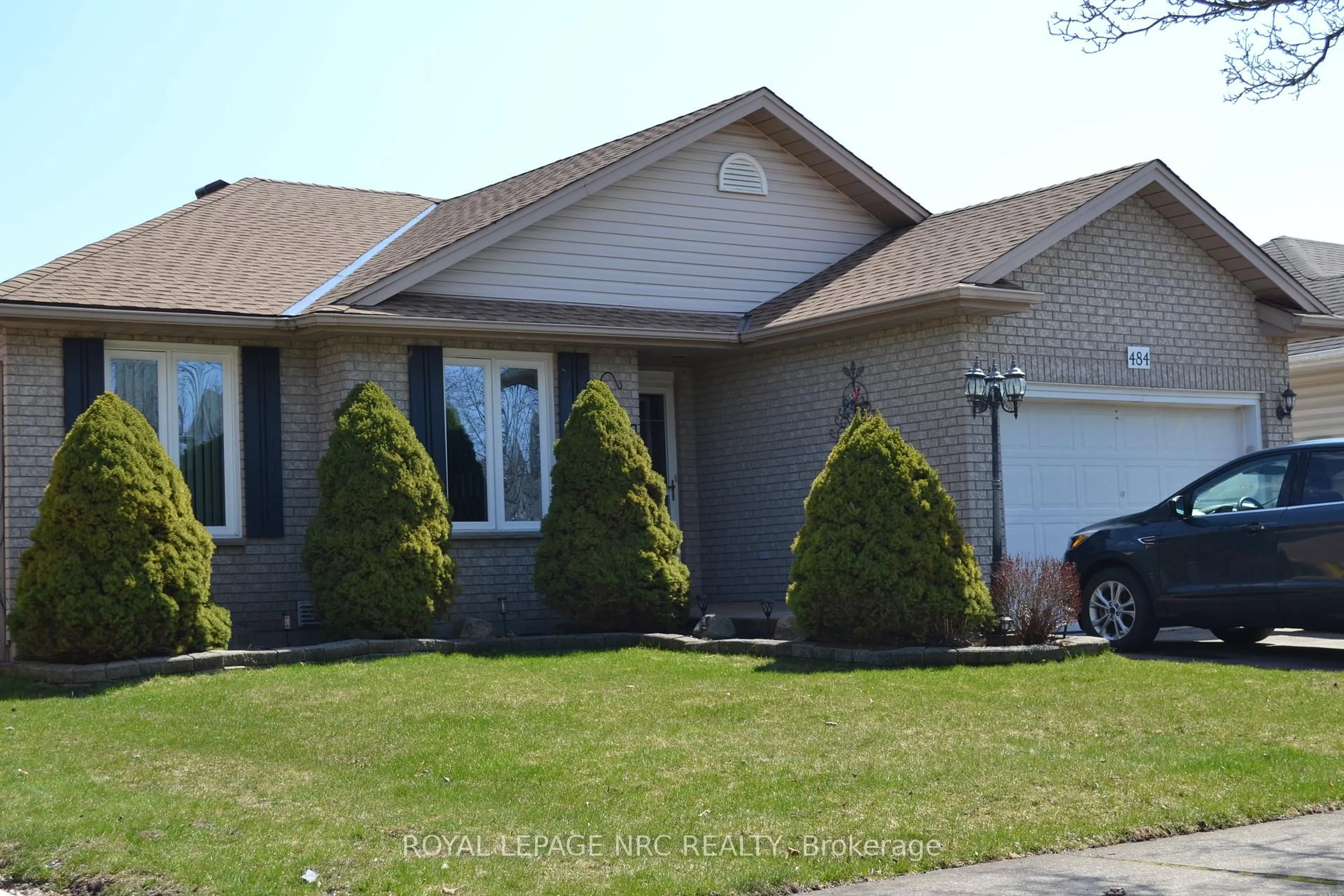 Home with vinyl exterior material, street for 484 Balsam St, Welland Ontario L3C 7G8