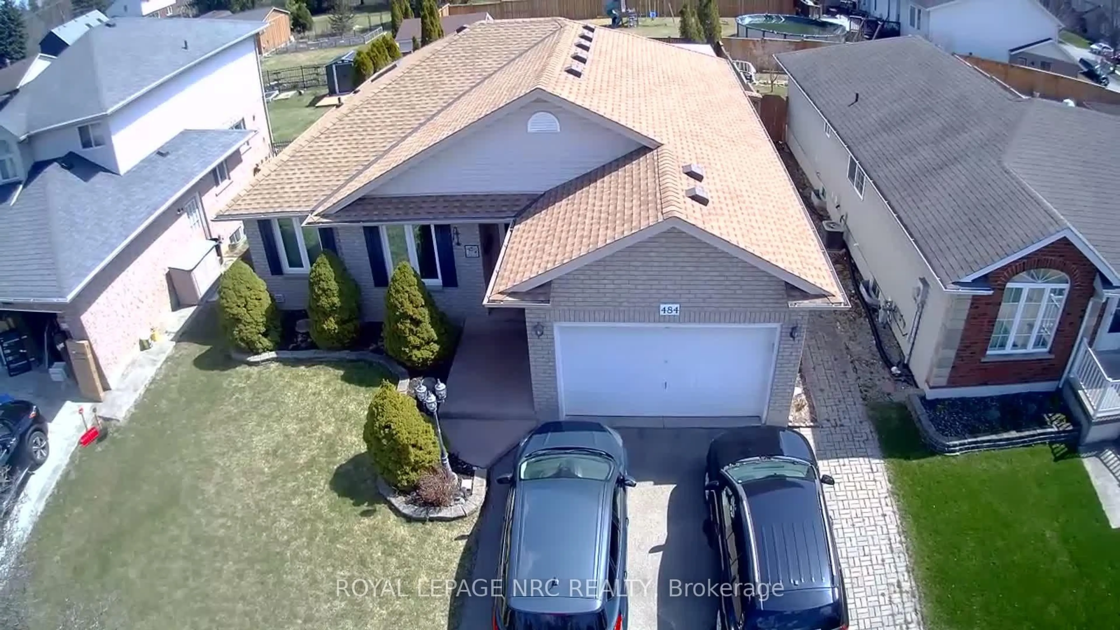 A pic from outside/outdoor area/front of a property/back of a property/a pic from drone, street for 484 Balsam St, Welland Ontario L3C 7G8