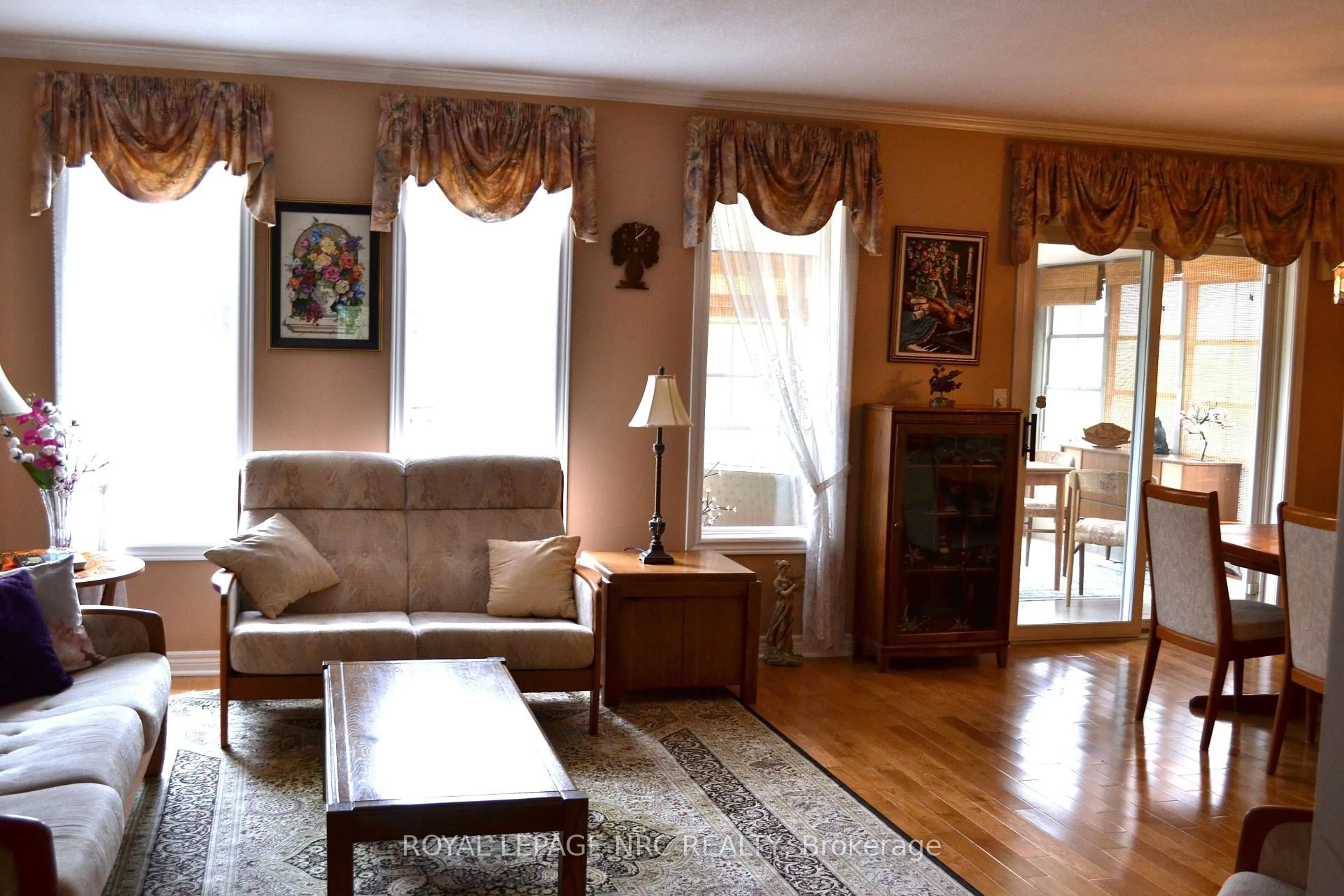 Living room with furniture, wood/laminate floor for 484 Balsam St, Welland Ontario L3C 7G8