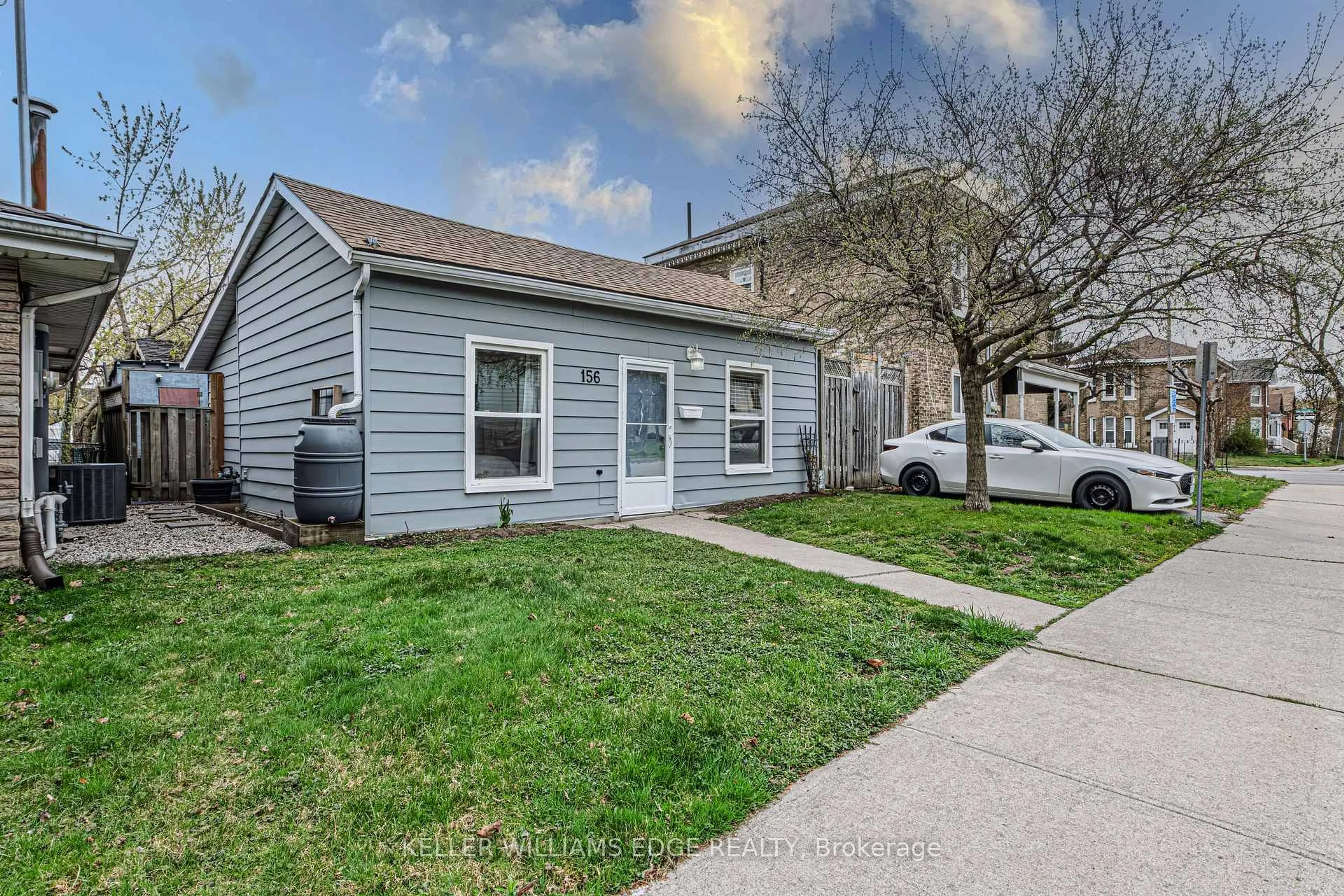 A pic from outside/outdoor area/front of a property/back of a property/a pic from drone, street for 156 Brock St, Brantford Ontario N3S 5W1