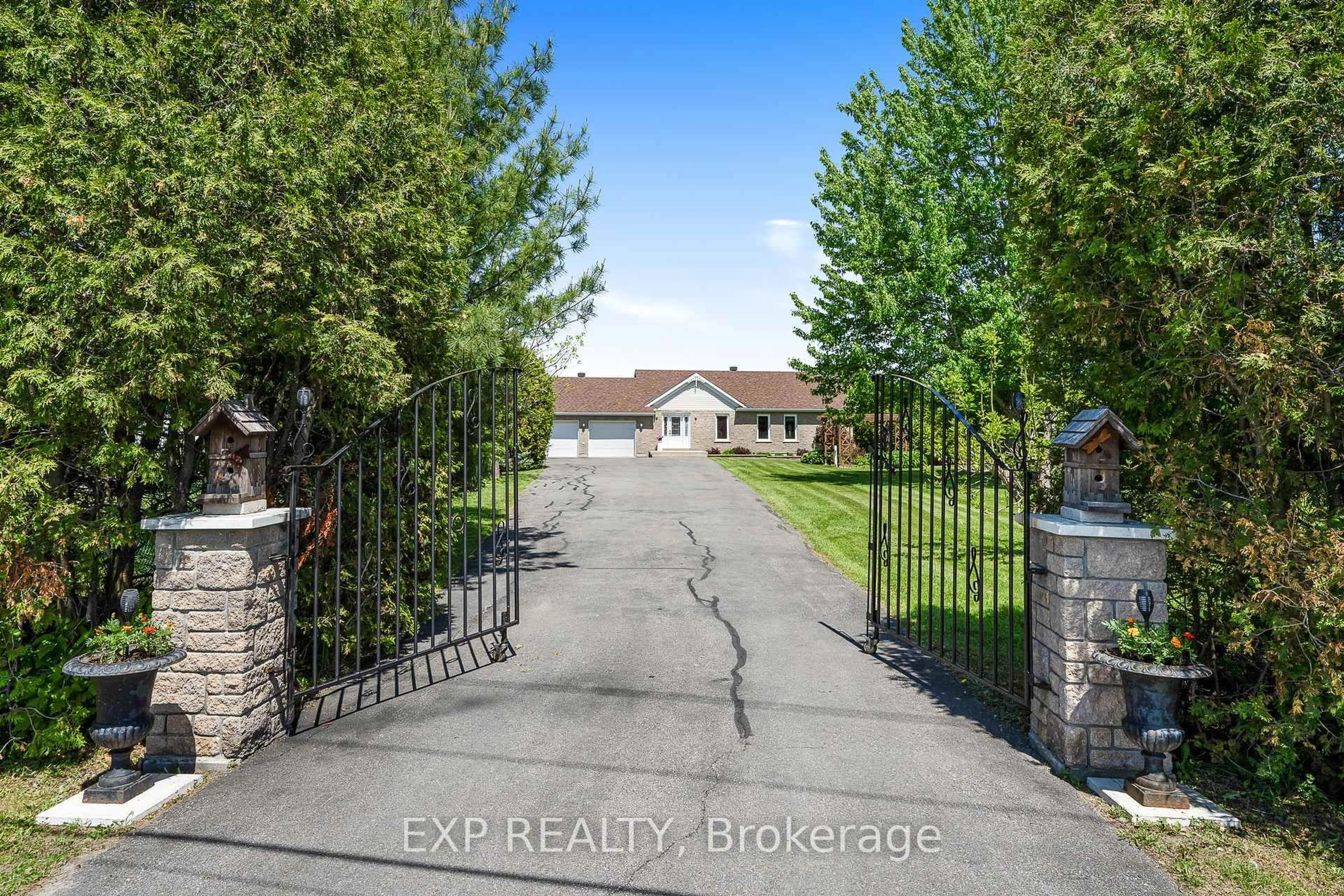 A pic from outside/outdoor area/front of a property/back of a property/a pic from drone, street for 1875 Lajoie St, Alfred and Plantagenet Ontario K0B 1J0