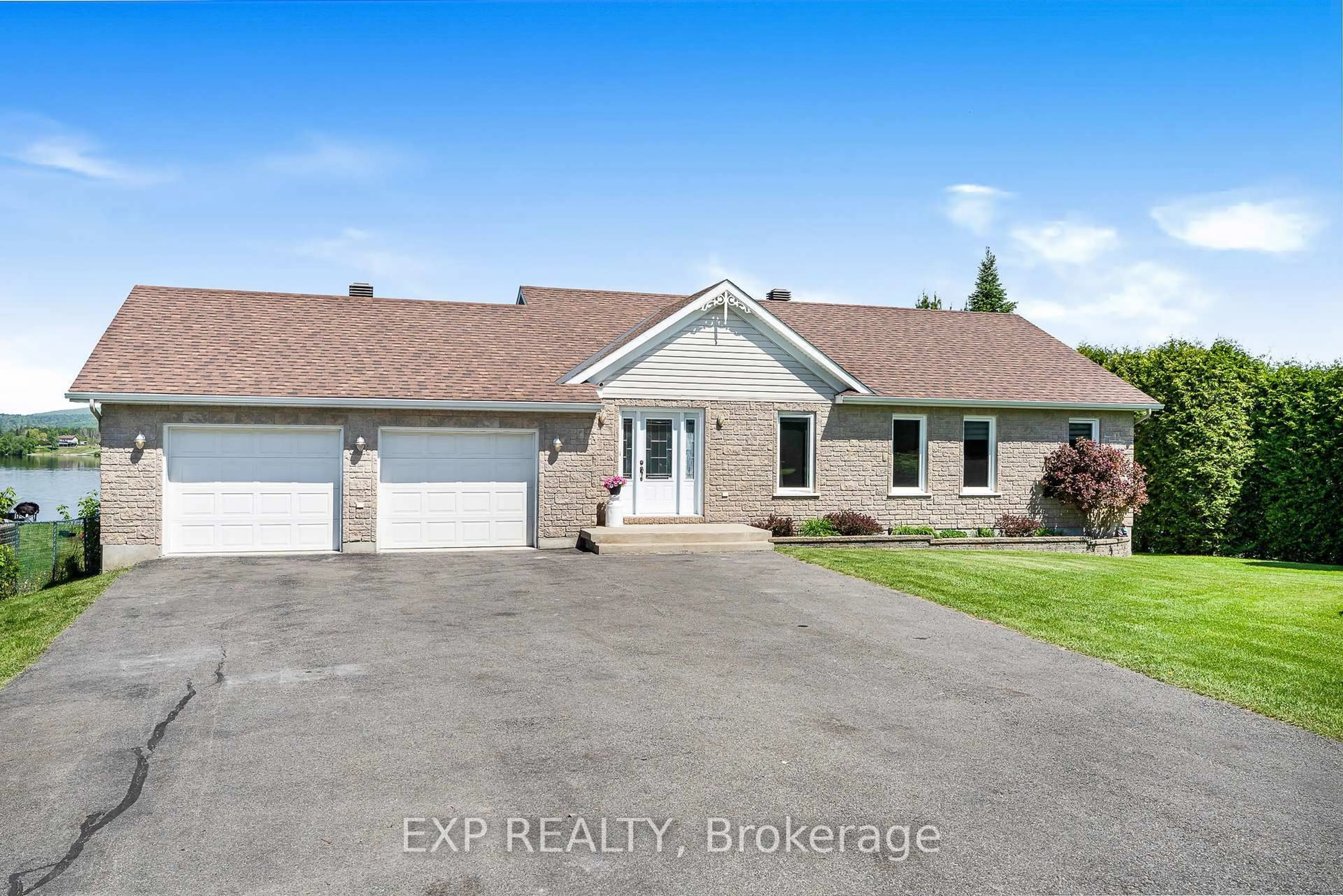 A pic from outside/outdoor area/front of a property/back of a property/a pic from drone, unknown for 1875 Lajoie St, Alfred and Plantagenet Ontario K0B 1J0