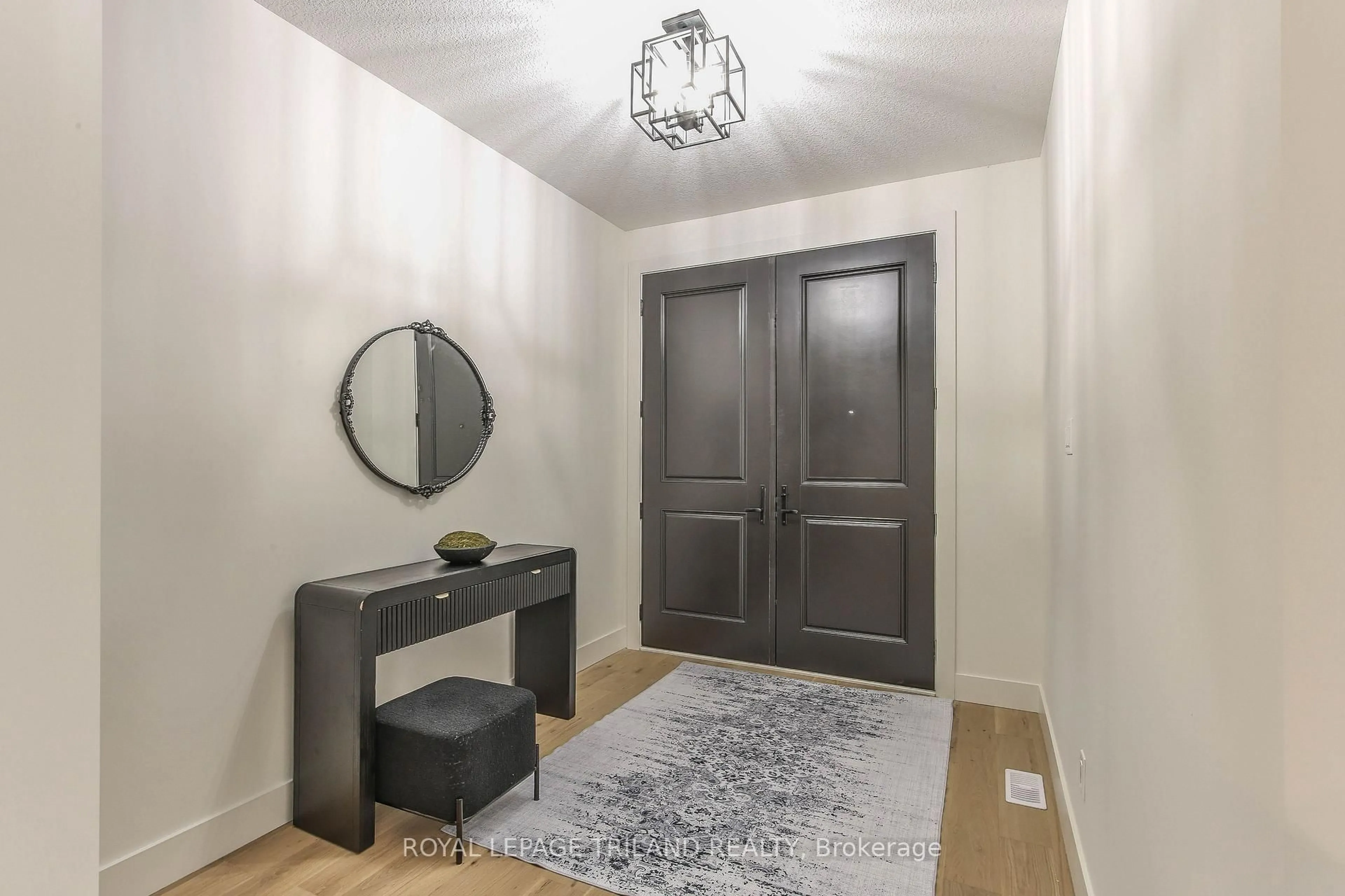 Indoor entryway for 4049 Big Leaf Tr, London South Ontario N6P 0K2