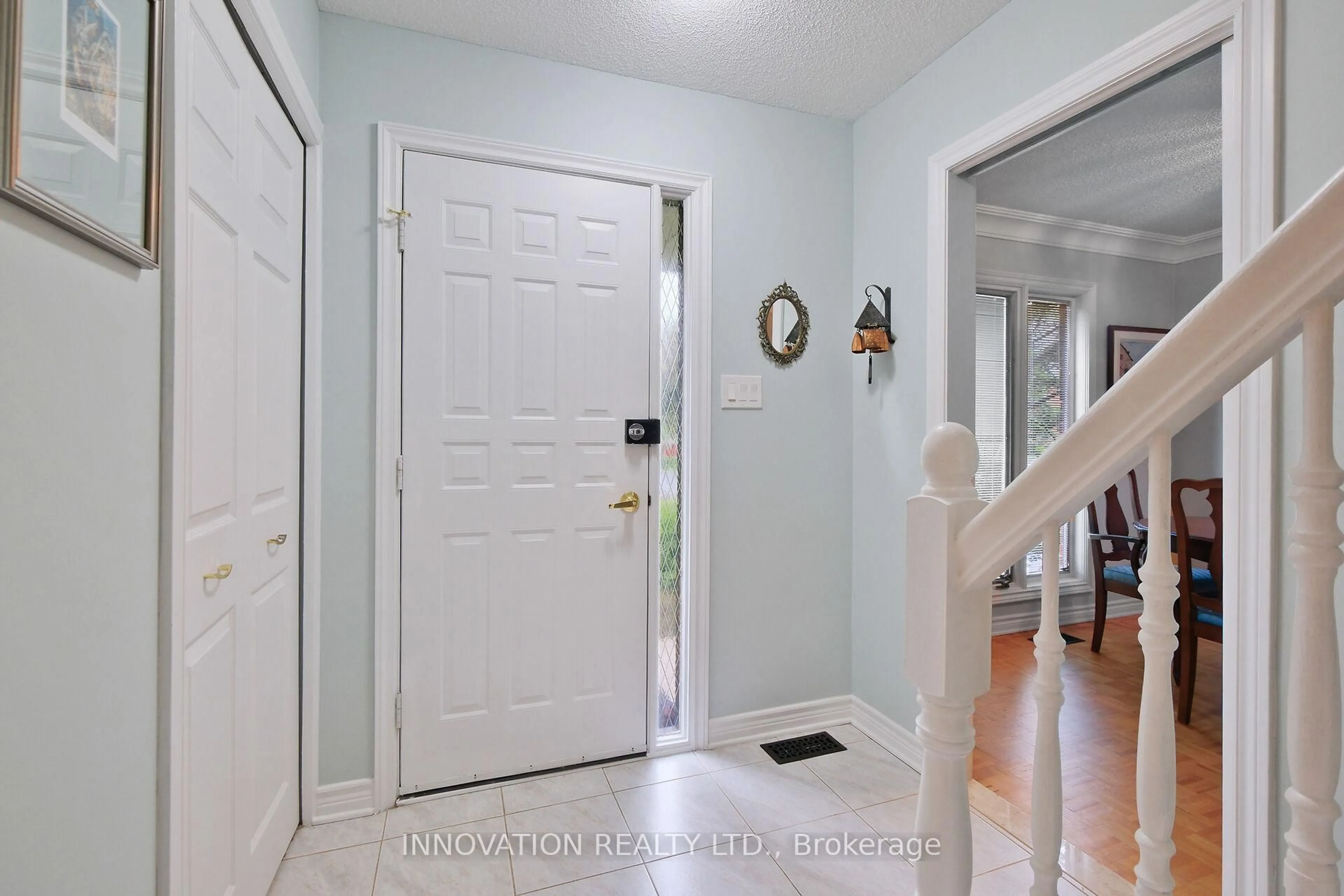 Indoor entryway for 7 Colville Crt, Kanata Ontario K2K 1A9