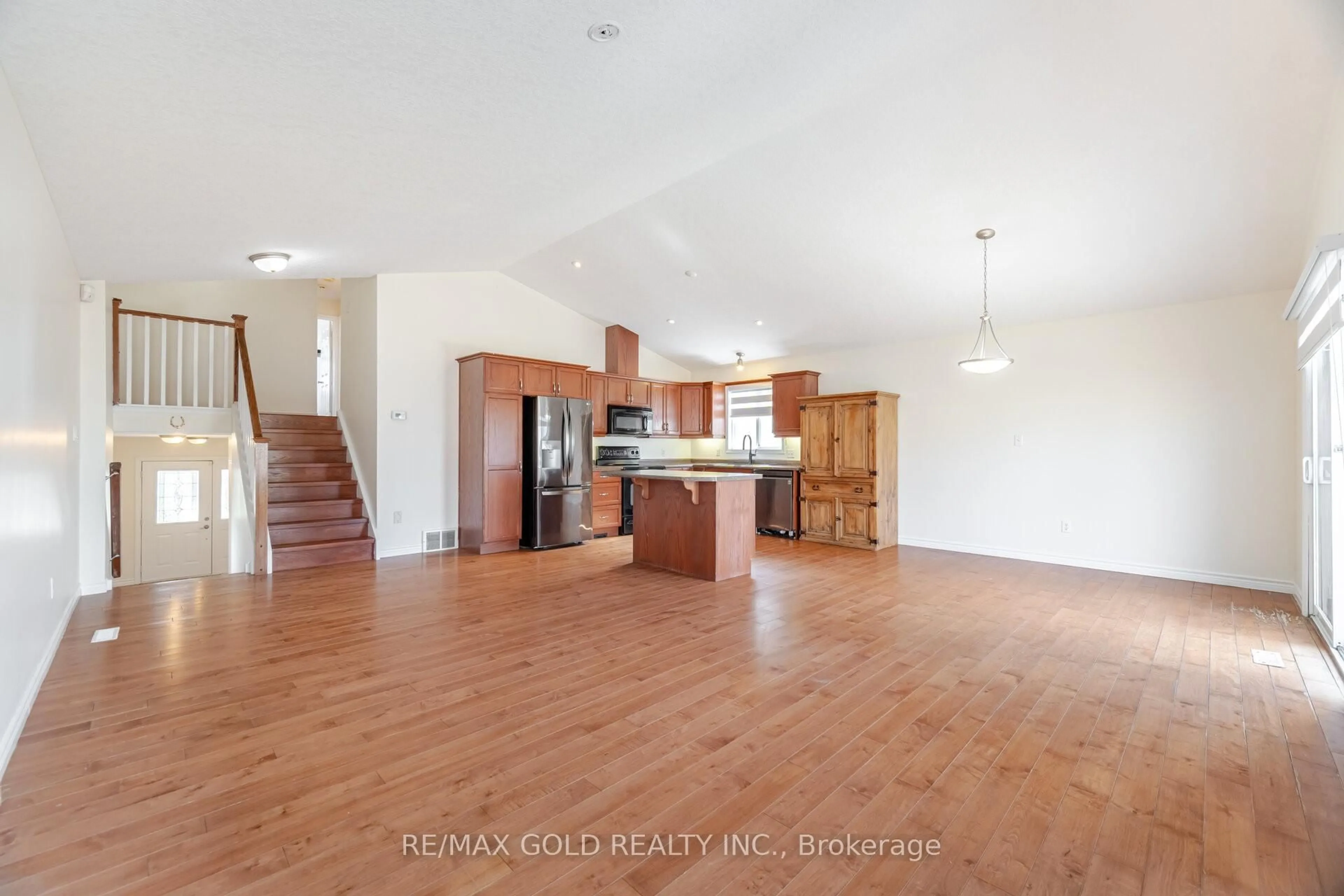Open concept kitchen, unknown for 2 KERR Cres, Ingersoll Ontario N5C 4H2