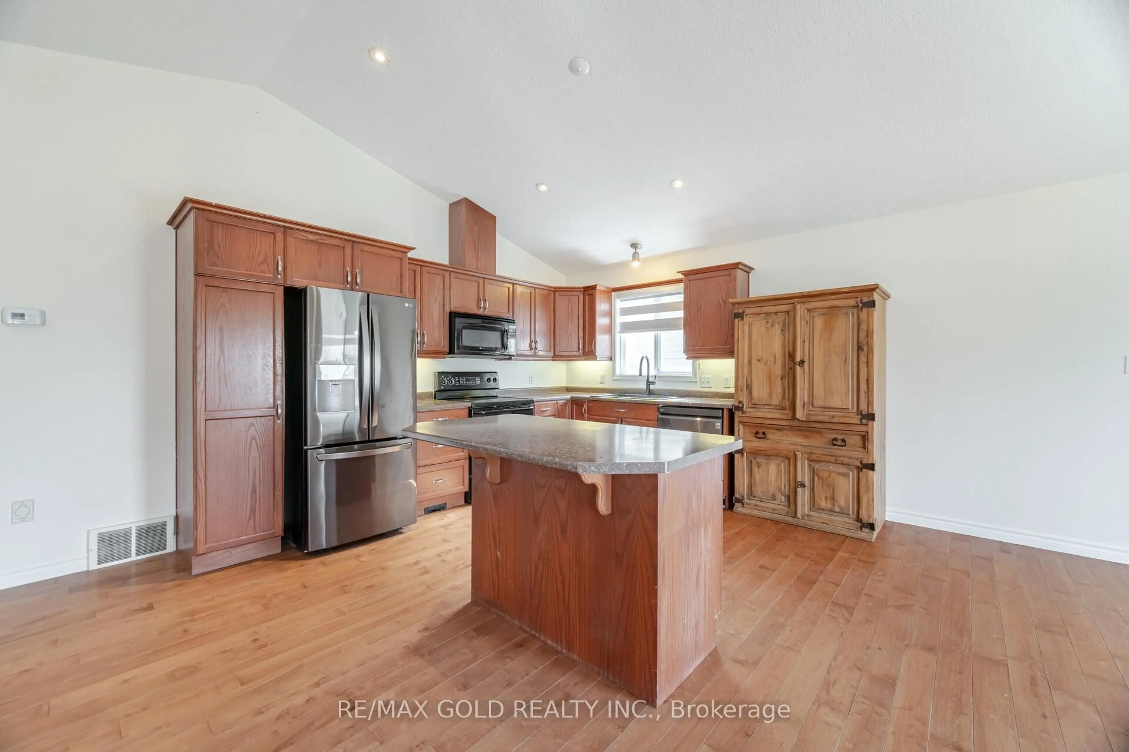 Open concept kitchen, unknown for 2 KERR Cres, Ingersoll Ontario N5C 4H2