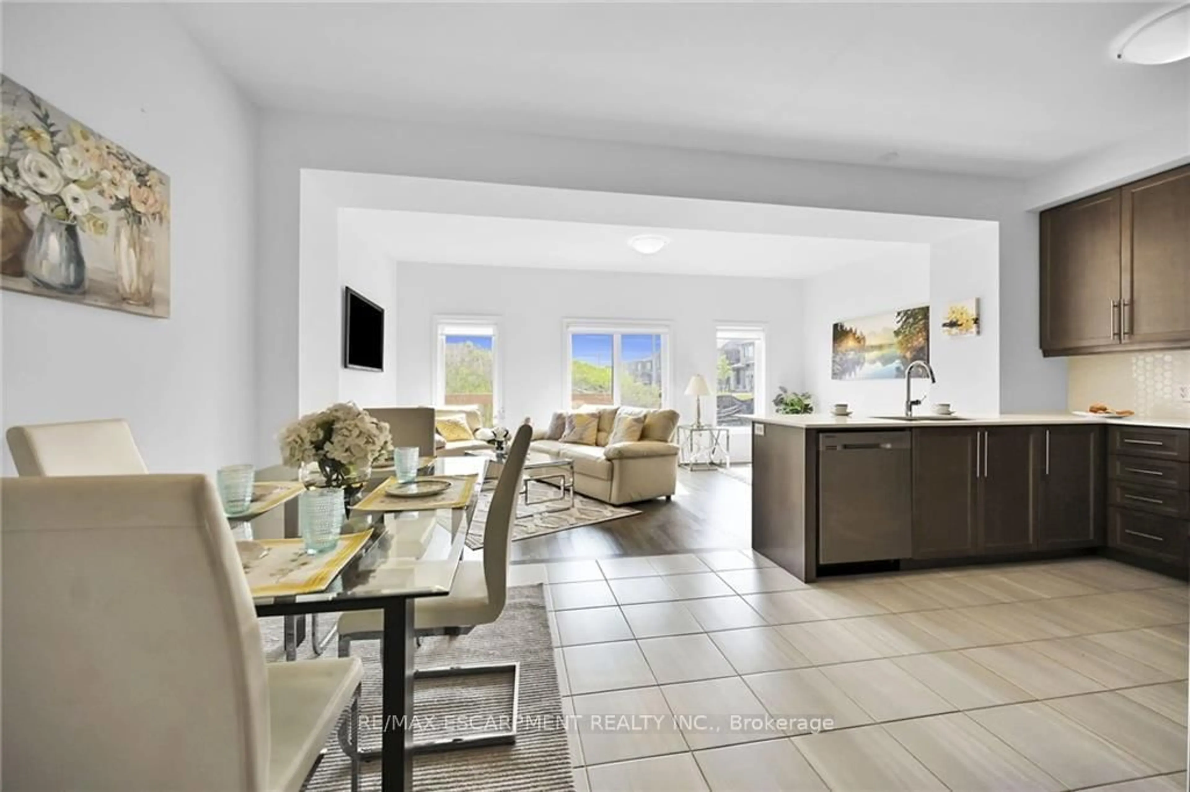 Open concept kitchen, ceramic/tile floor for 3955 CROWN St, Lincoln Ontario L0R 1B7