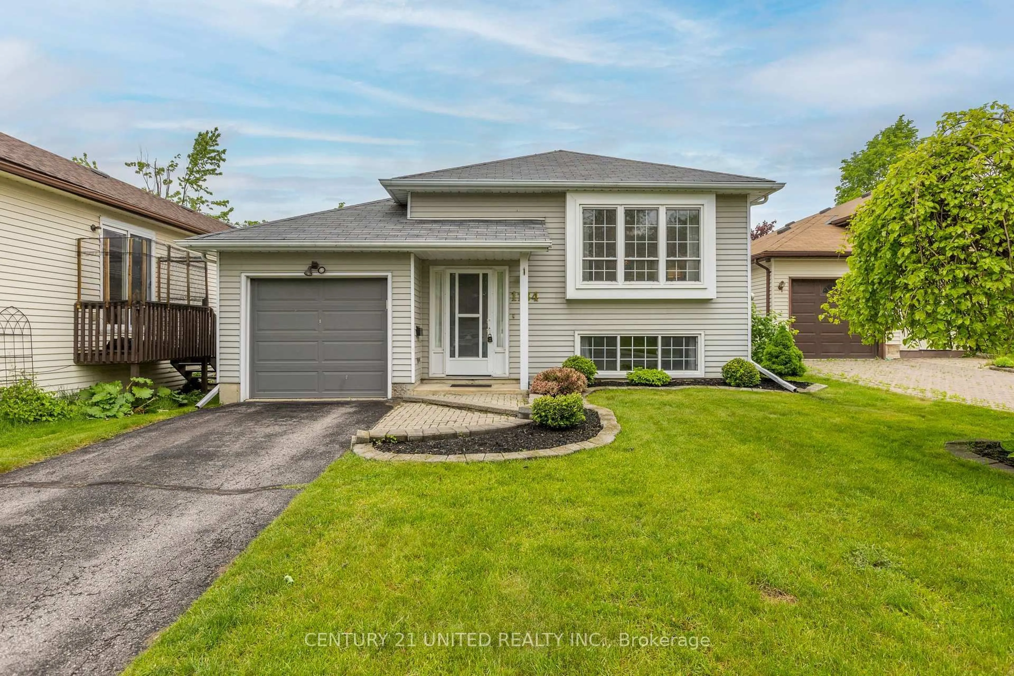Home with vinyl exterior material, street for 1184 Huntington Circ, Peterborough West Ontario K9K 2B7