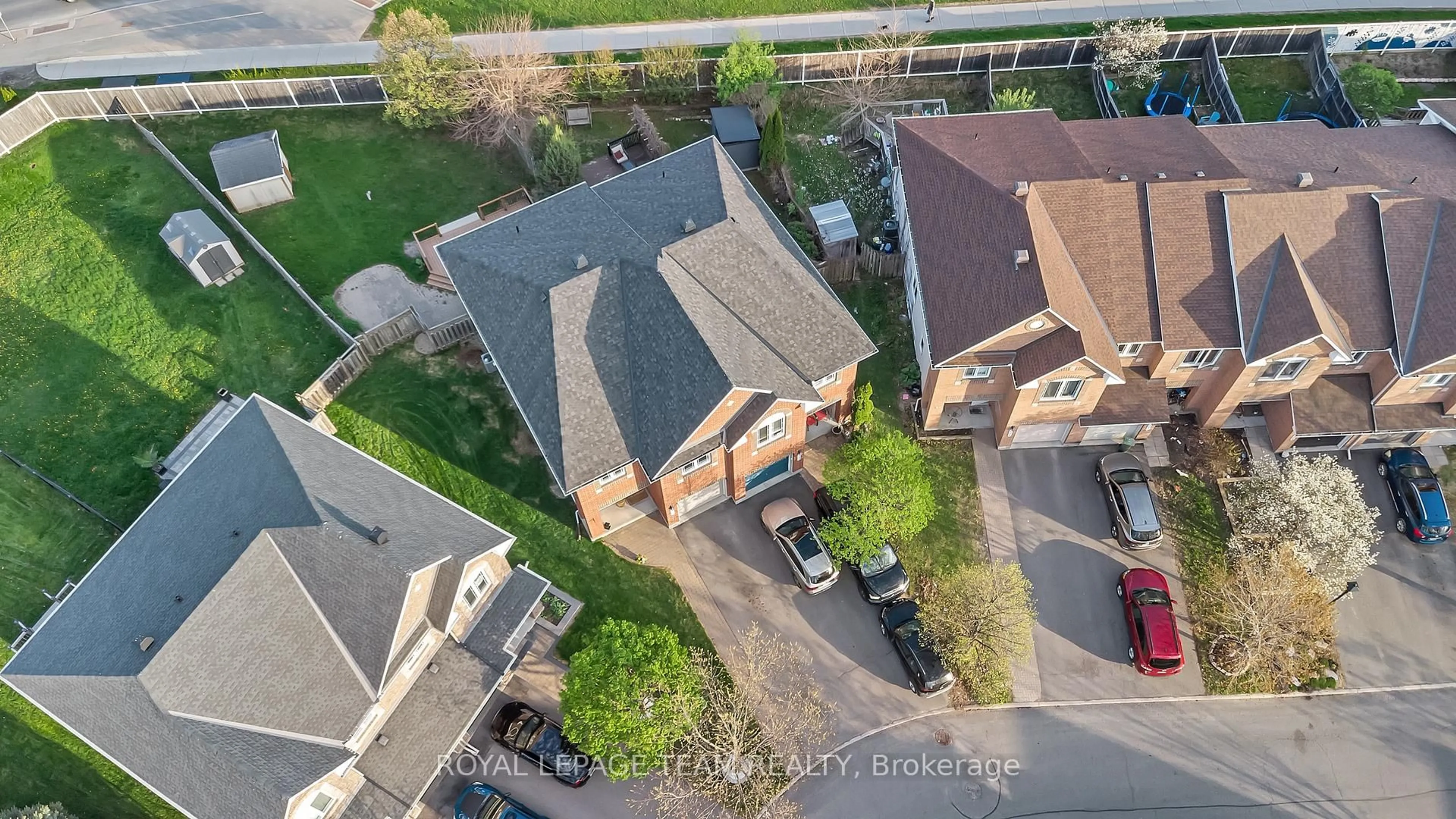 A pic from outside/outdoor area/front of a property/back of a property/a pic from drone, unknown for 1078 Candlewood St, Ottawa Ontario K4A 5E9