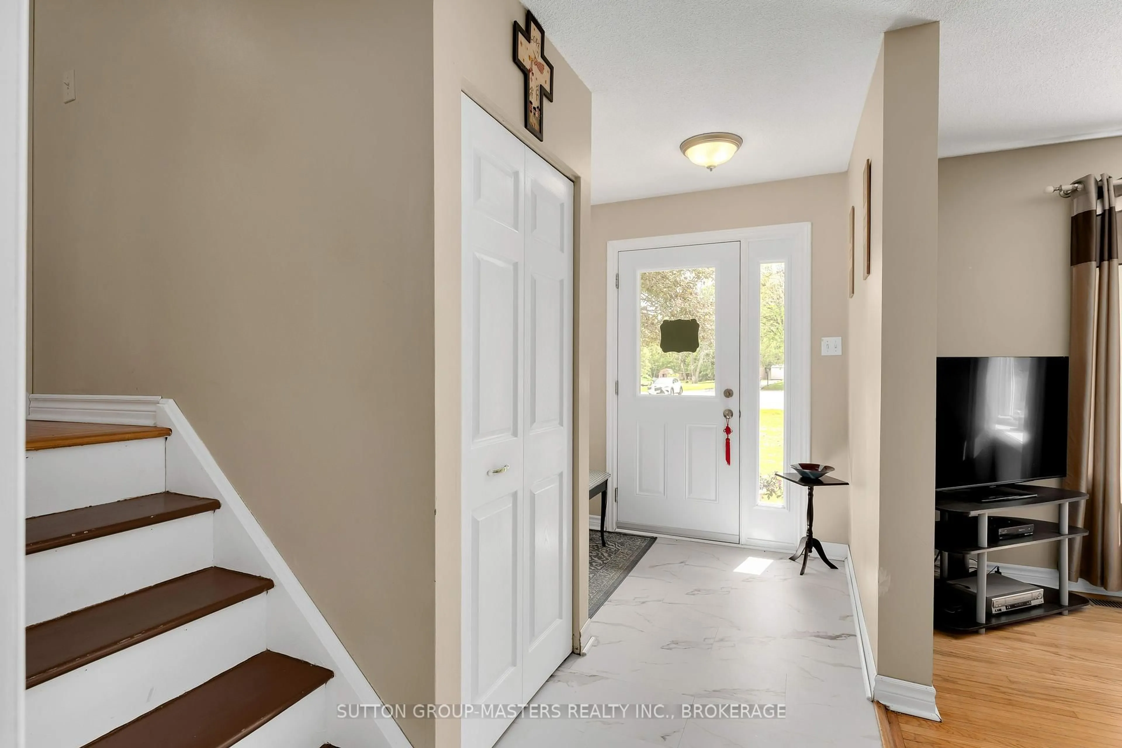 Indoor entryway for 21 McDonald Cres, Napanee Ontario K7R 3K6