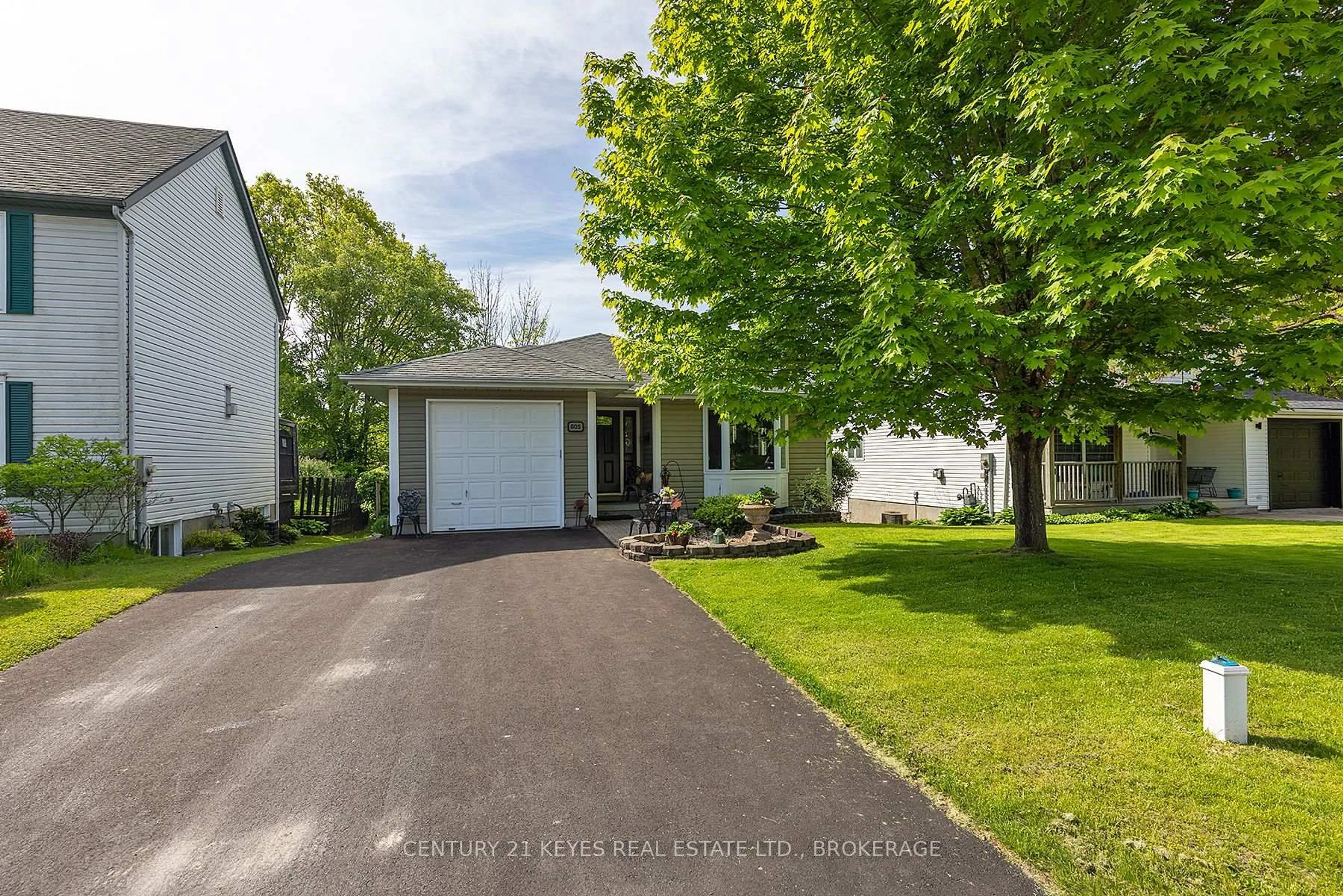 Home with vinyl exterior material, street for 605 Arthur St, Gananoque Ontario K7G 3C5