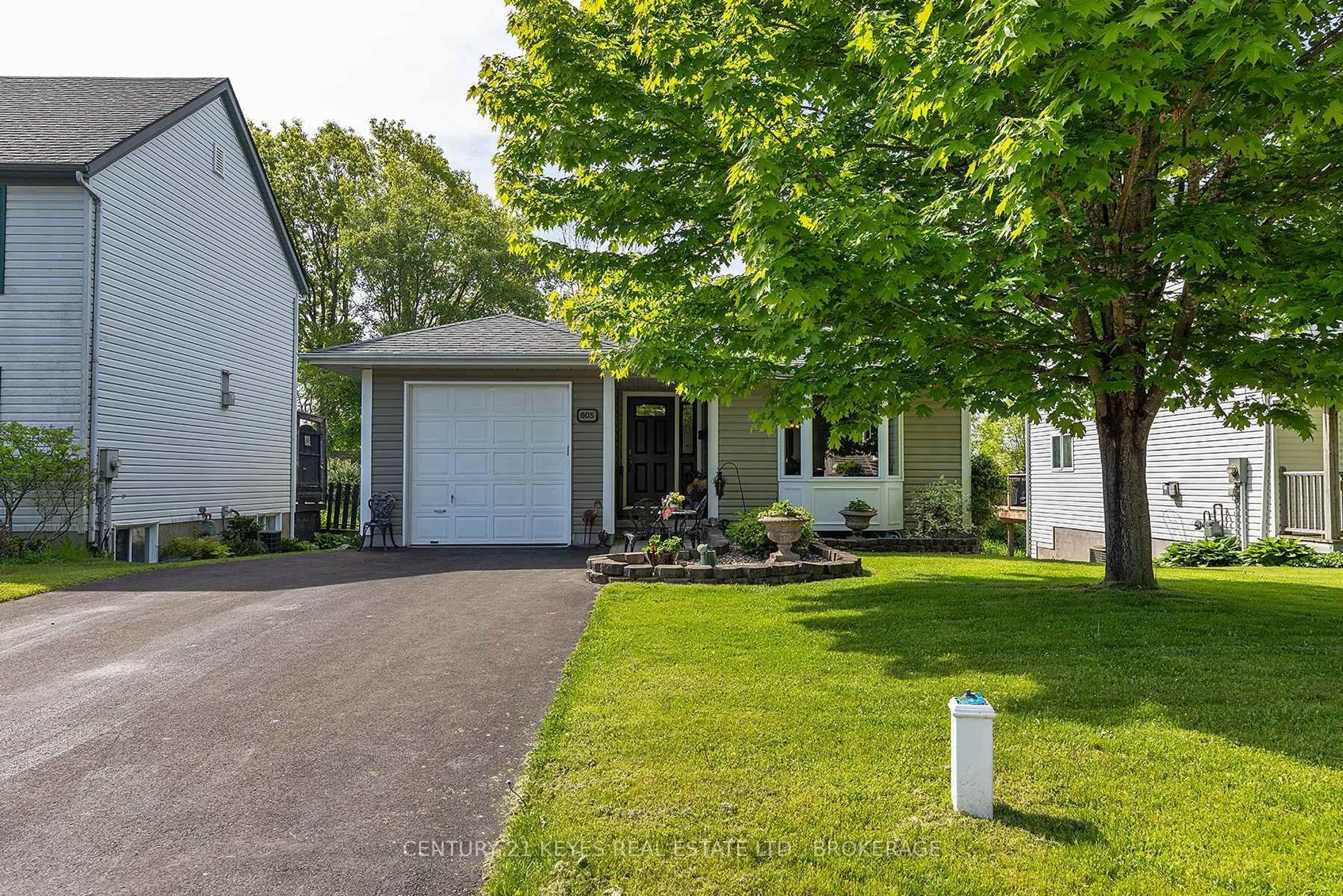 Home with vinyl exterior material, street for 605 Arthur St, Gananoque Ontario K7G 3C5