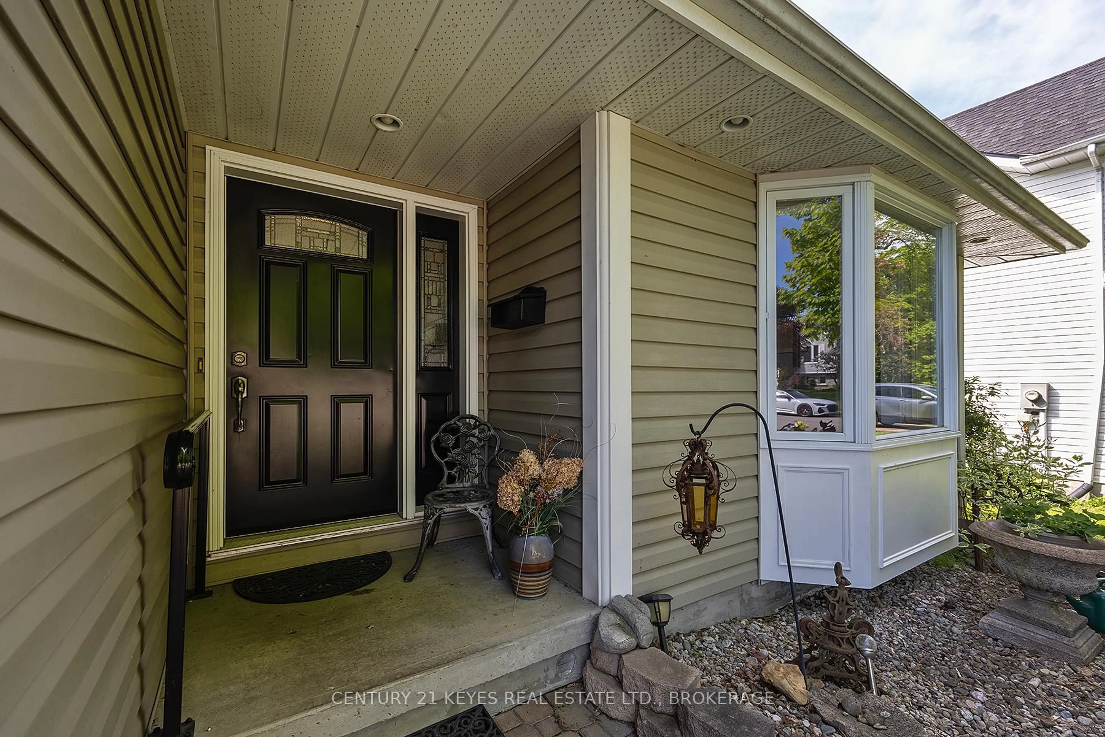 Indoor entryway for 605 Arthur St, Gananoque Ontario K7G 3C5