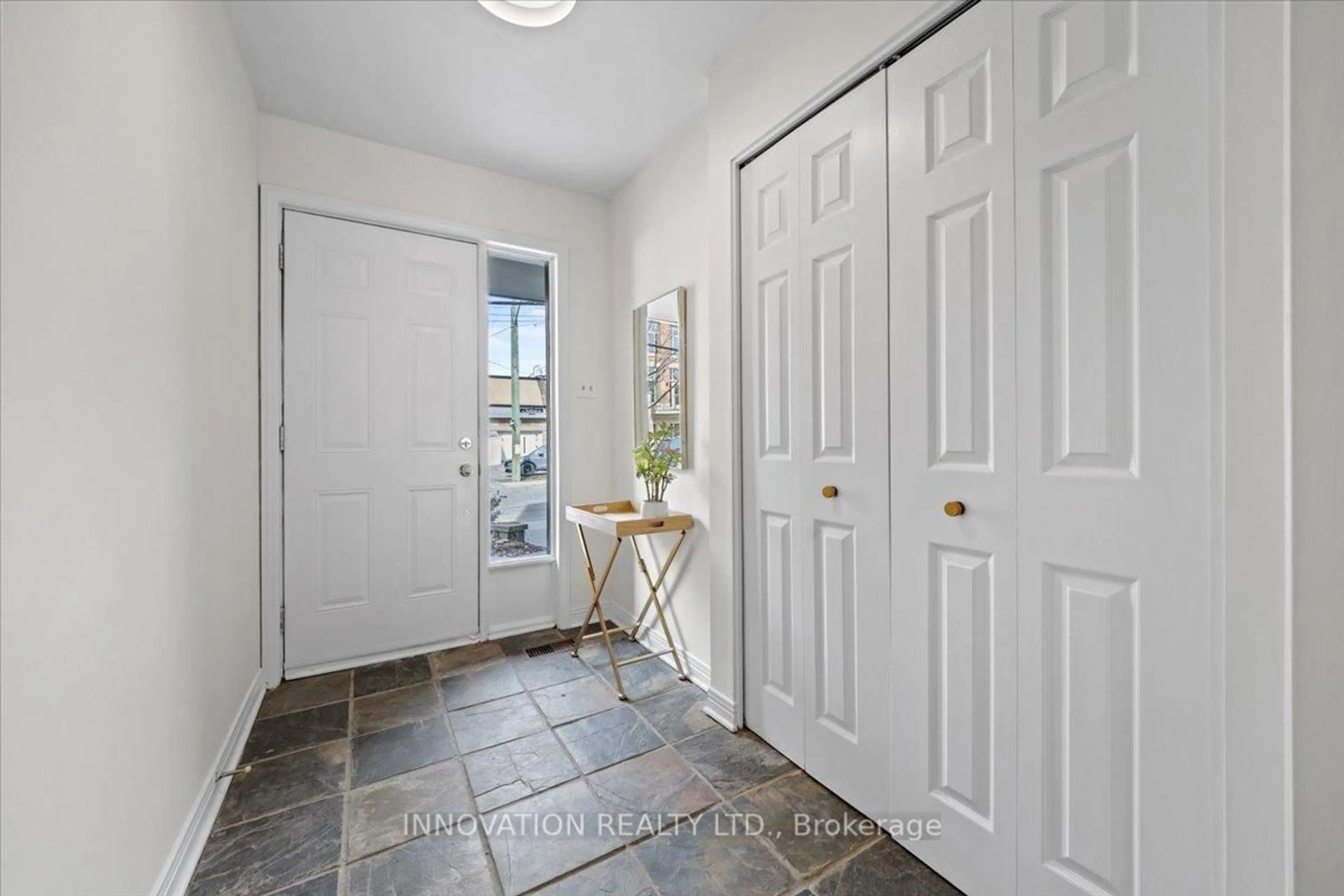Indoor entryway for 36 Dufferin Rd #B, Ottawa Ontario K1M 2A8