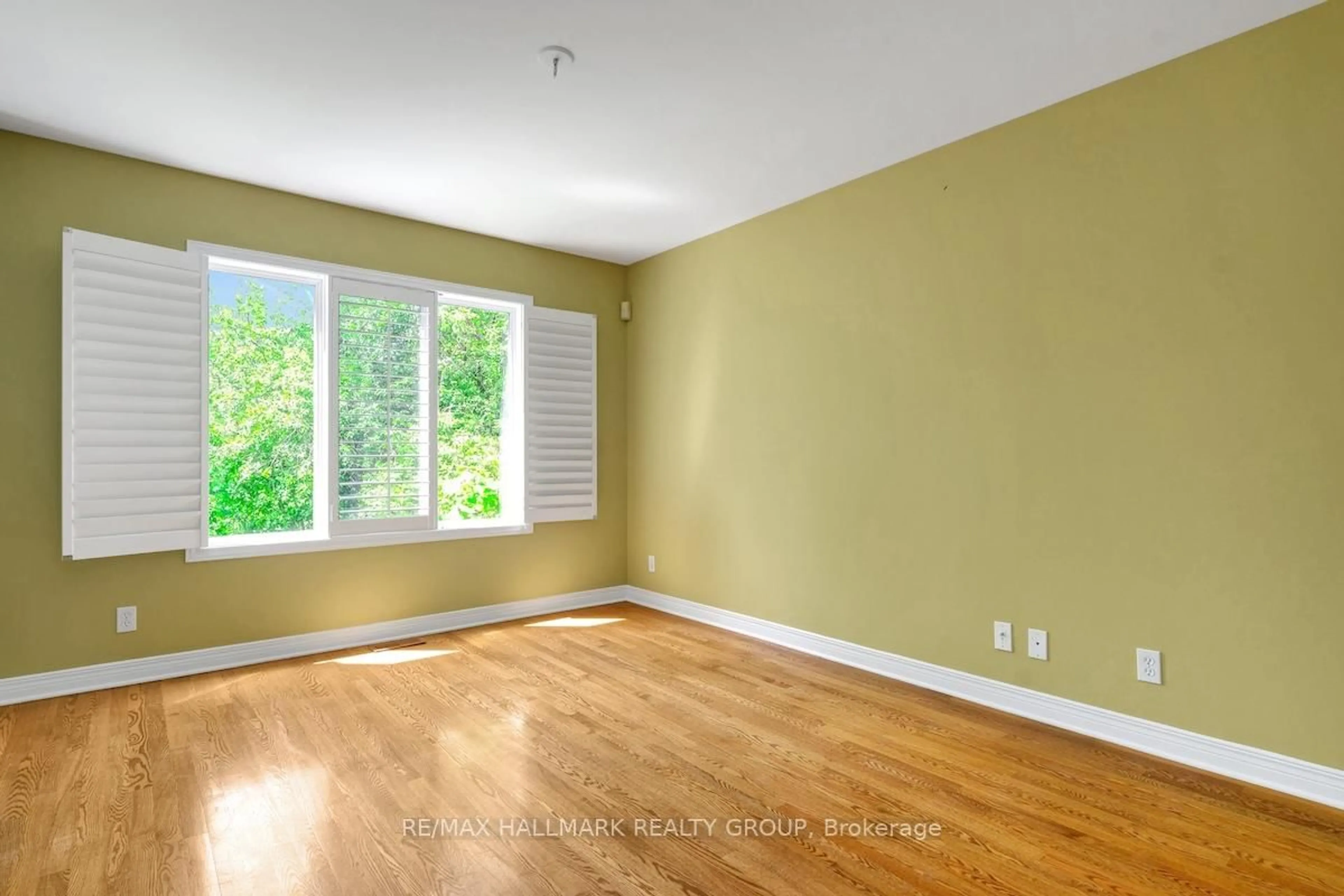 A pic of a room for 10 Sonata Pl, Ottawa Ontario K1G 6H2