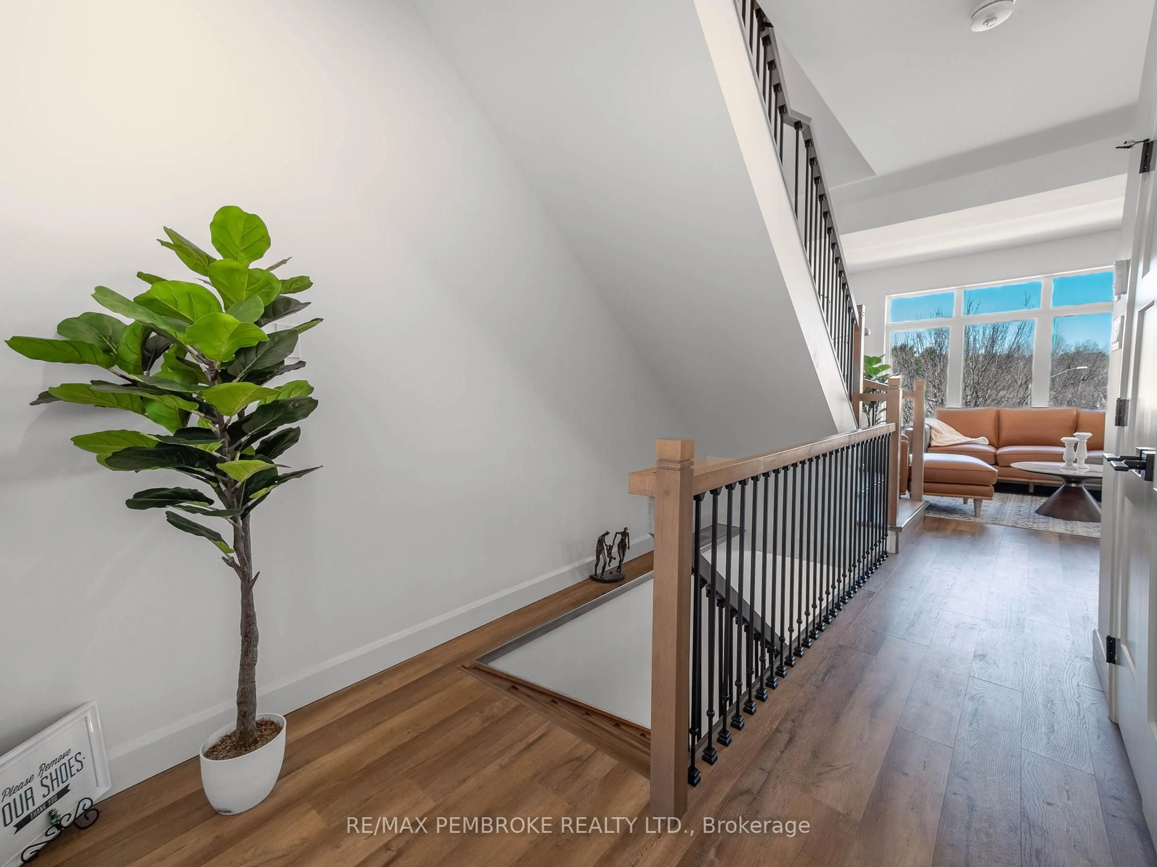 Indoor entryway for 13 NORTHBROOK St, Petawawa Ontario K8H 3N4