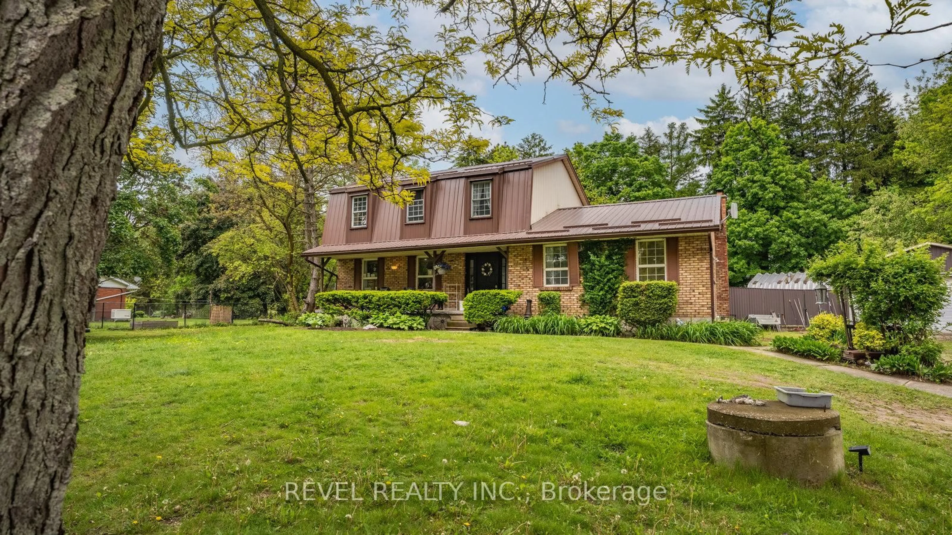 A pic from outside/outdoor area/front of a property/back of a property/a pic from drone, street for 279 Cockshutt Rd, Brantford Ontario N3T 5L6