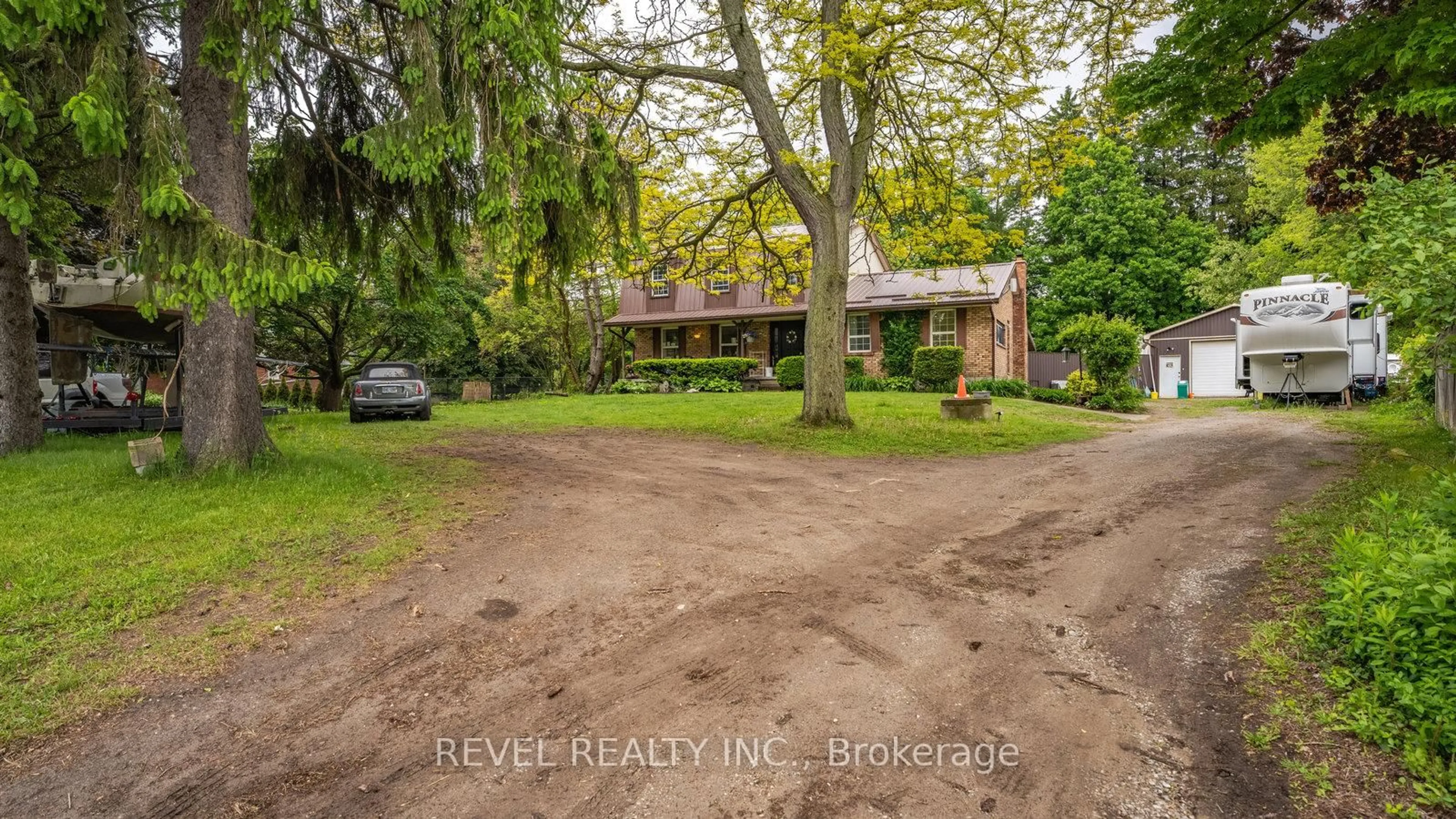 A pic from outside/outdoor area/front of a property/back of a property/a pic from drone, water/lake/river/ocean view for 279 Cockshutt Rd, Brantford Ontario N3T 5L6