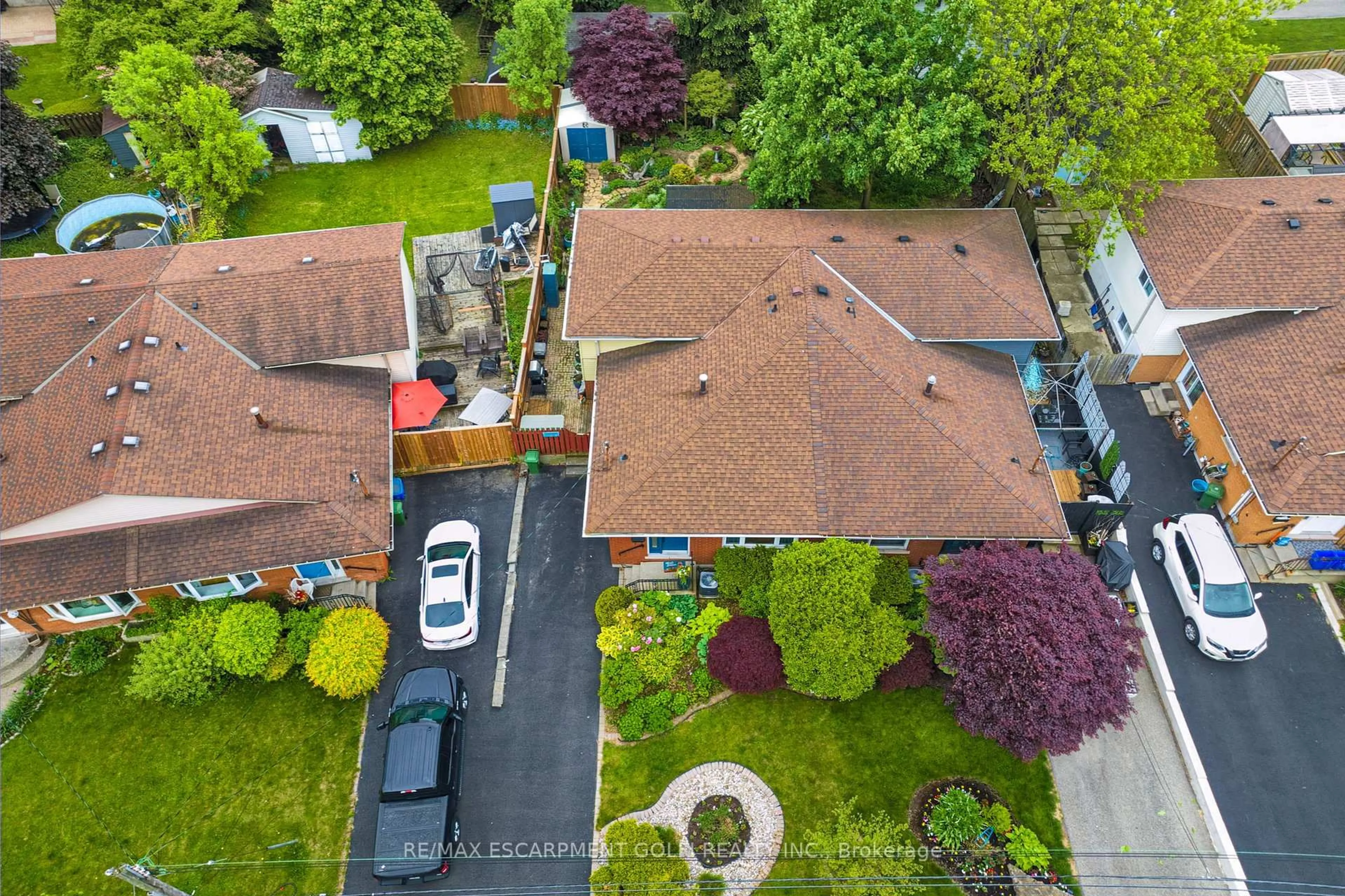 A pic from outside/outdoor area/front of a property/back of a property/a pic from drone, street for 63 Elora Dr, Hamilton Ontario L9C 6T4
