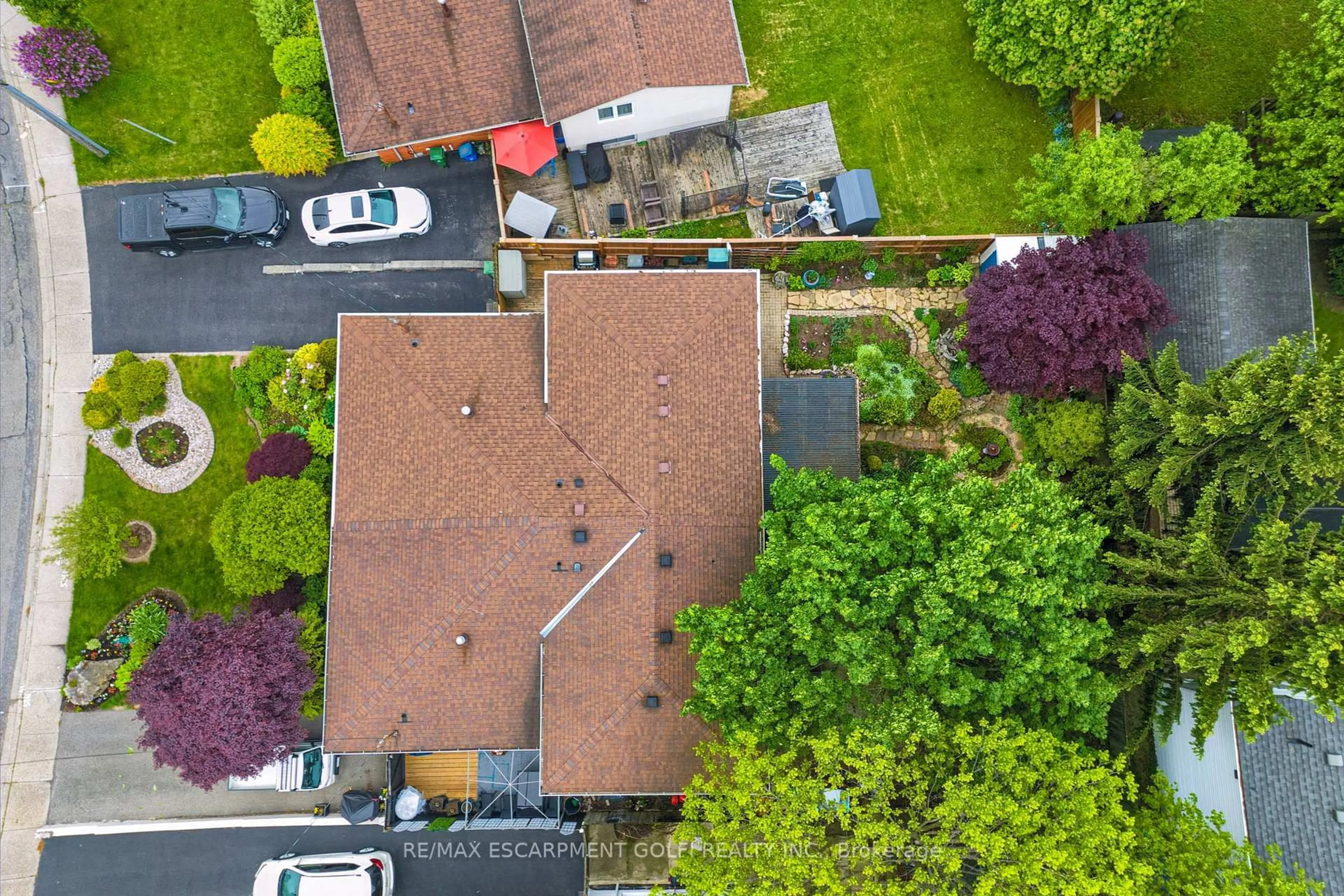 A pic from outside/outdoor area/front of a property/back of a property/a pic from drone, street for 63 Elora Dr, Hamilton Ontario L9C 6T4