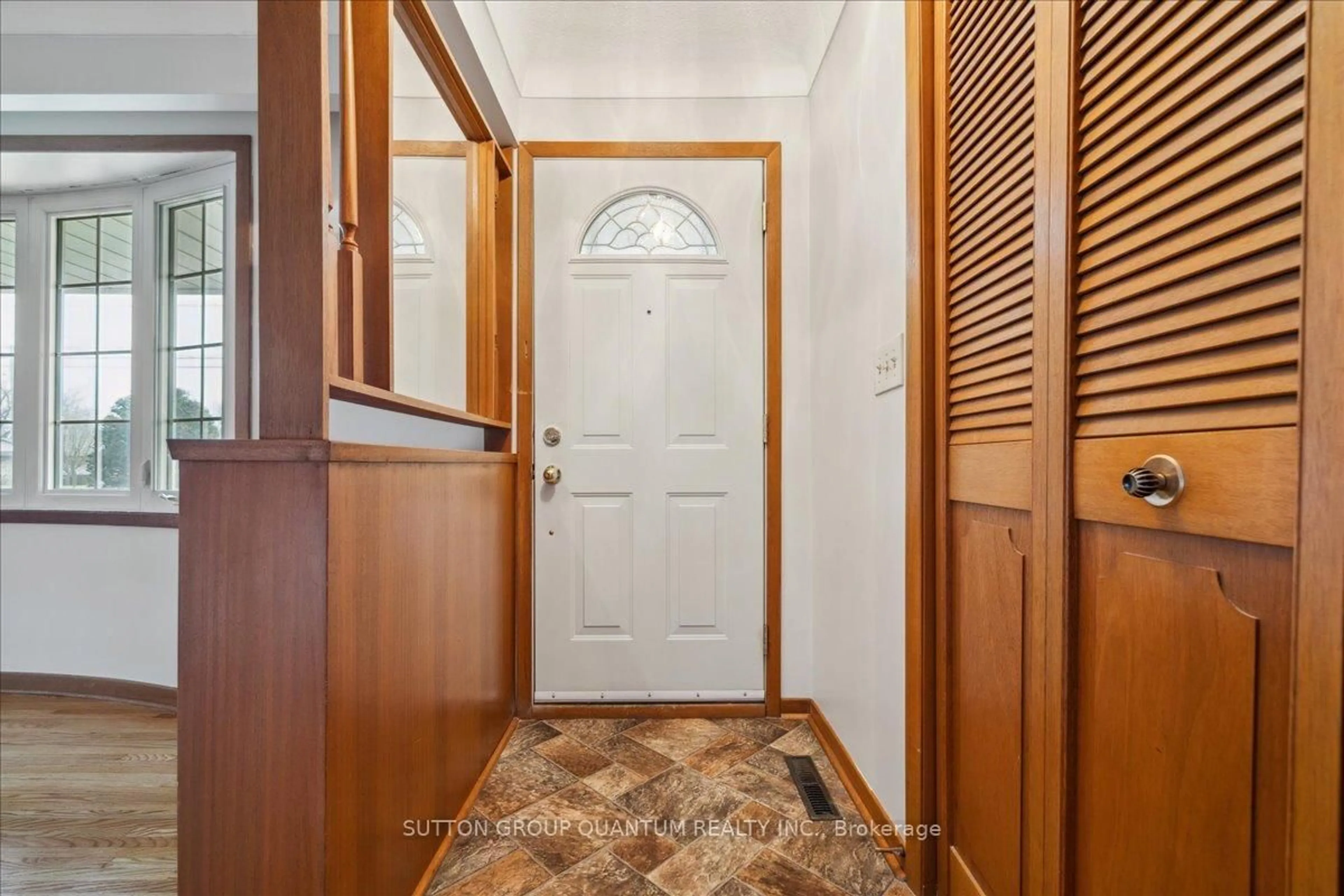 Indoor entryway for 297 Lakeshore Rd, St. Catharines Ontario L2M 1S1